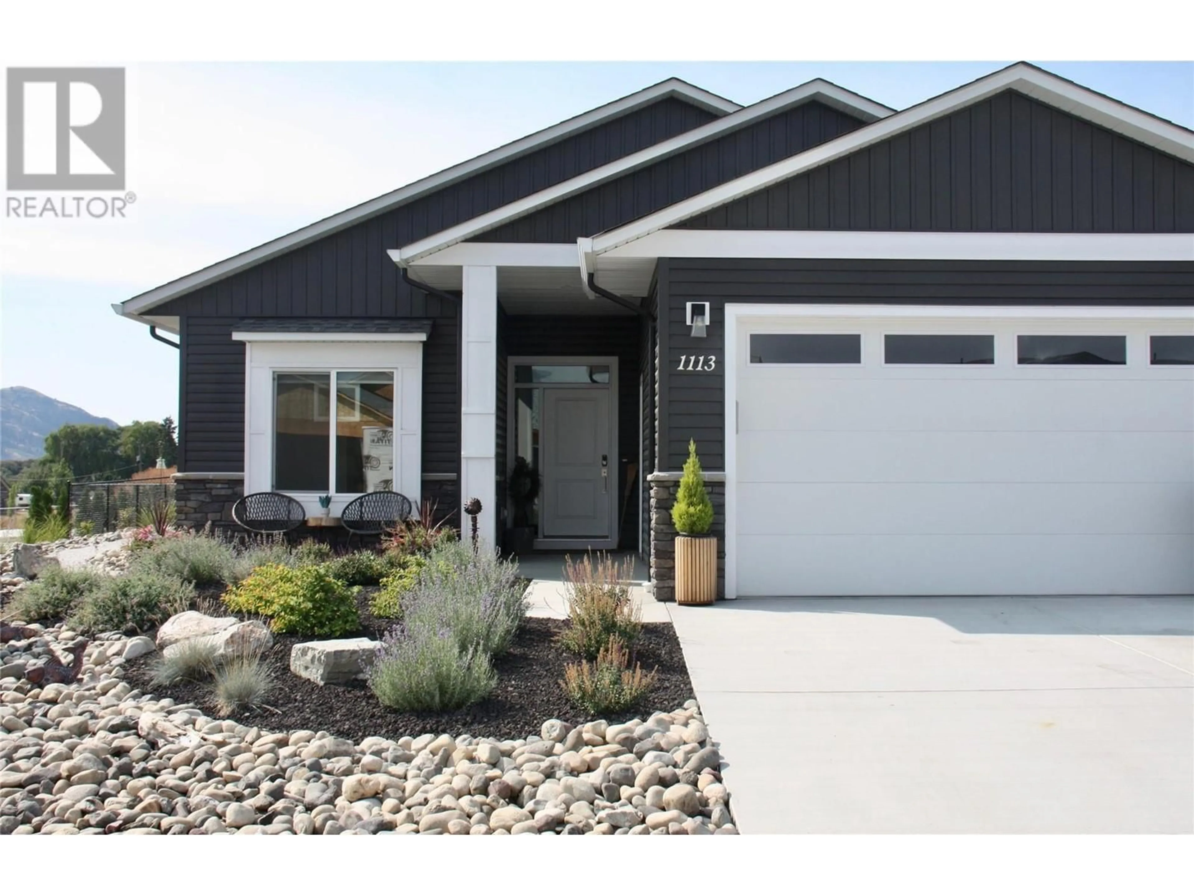 Home with vinyl exterior material, street for 1113 11 Avenue, Vernon British Columbia V1H1Z1