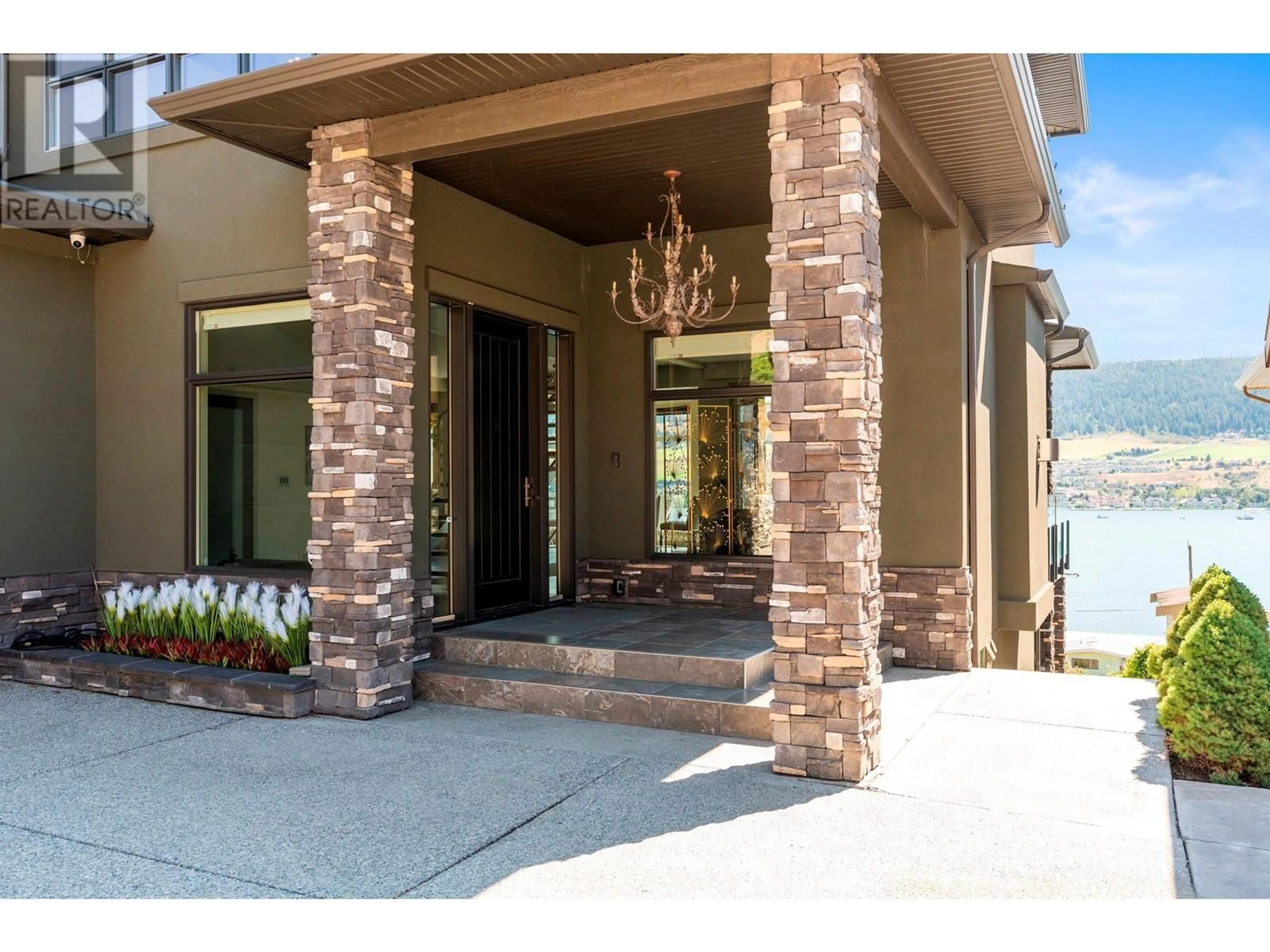 Indoor entryway for 7486 Tronson Road, Vernon British Columbia V1H1C3