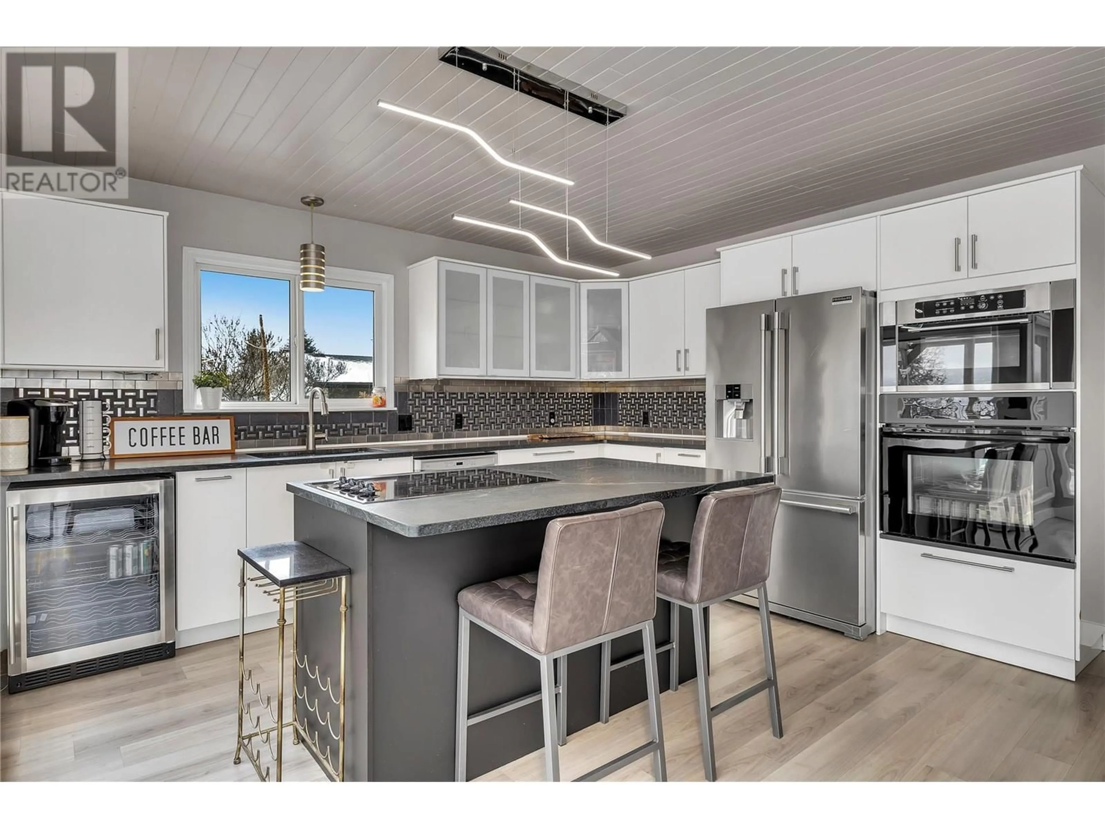 Open concept kitchen, wood/laminate floor for 2535 Winnipeg Road, West Kelowna British Columbia V1Z2C6