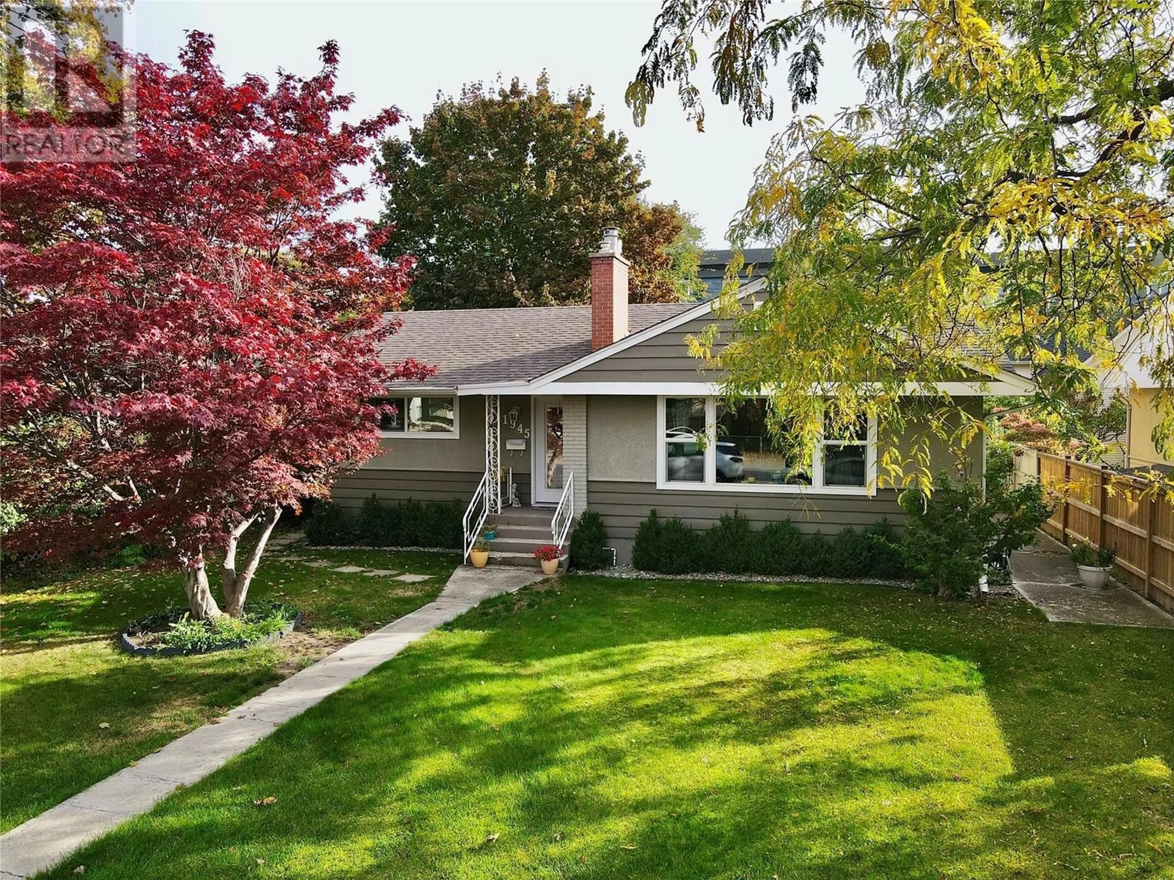 Home with vinyl exterior material, street for 1945 BOWES STREET, Kelowna British Columbia V1Y3C2