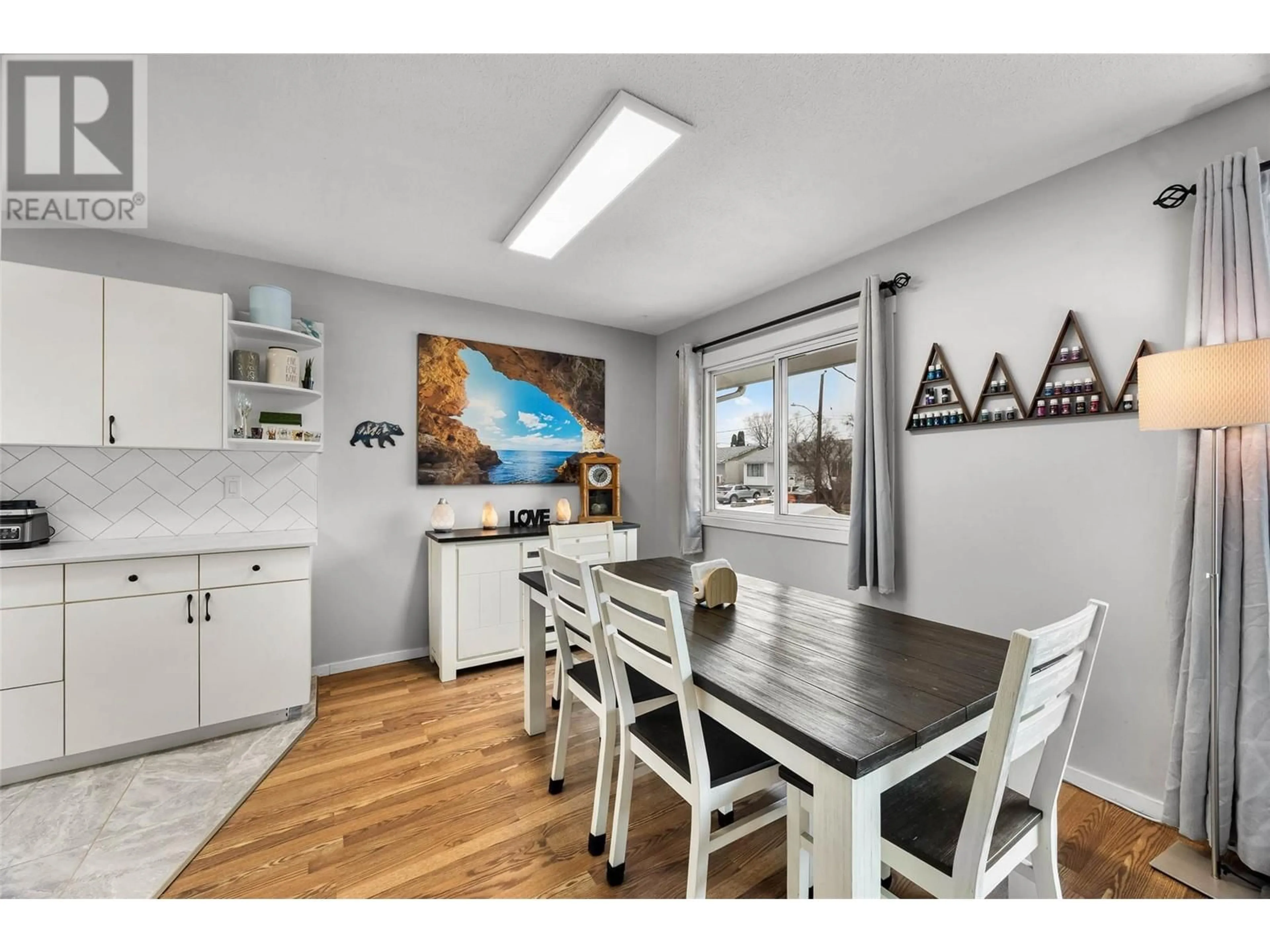 Open concept kitchen, wood/laminate floor for 1634 Spartan Place, Kamloops British Columbia V2B7Z3