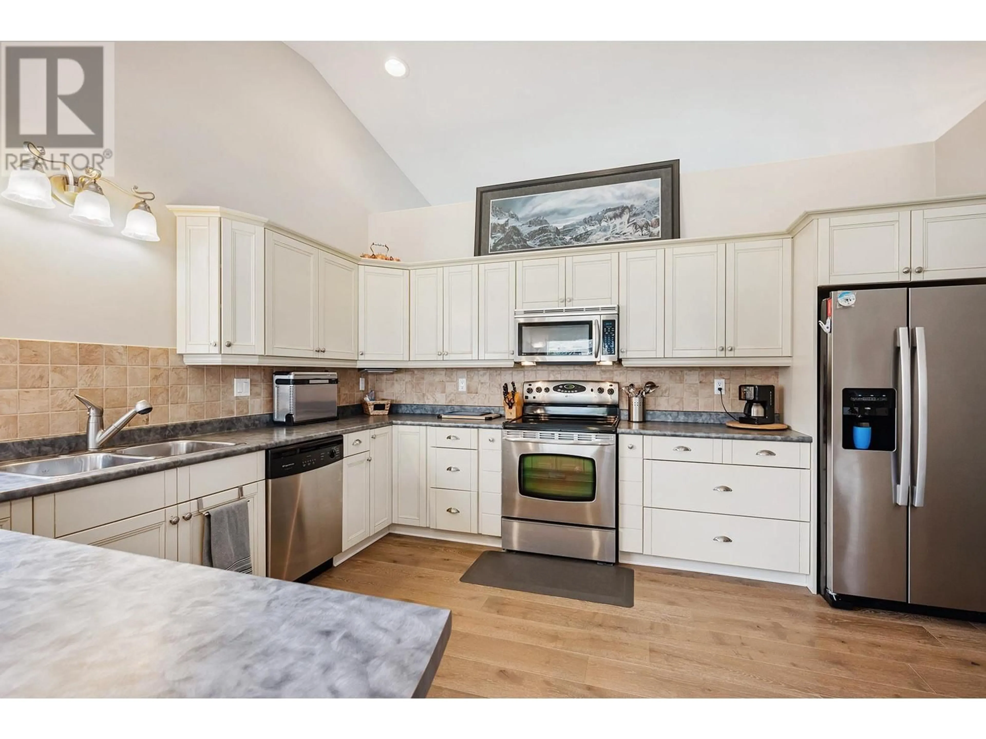 Open concept kitchen, ceramic/tile floor for 3744 NAVATANEE DRIVE, Kamloops British Columbia V2H1S1