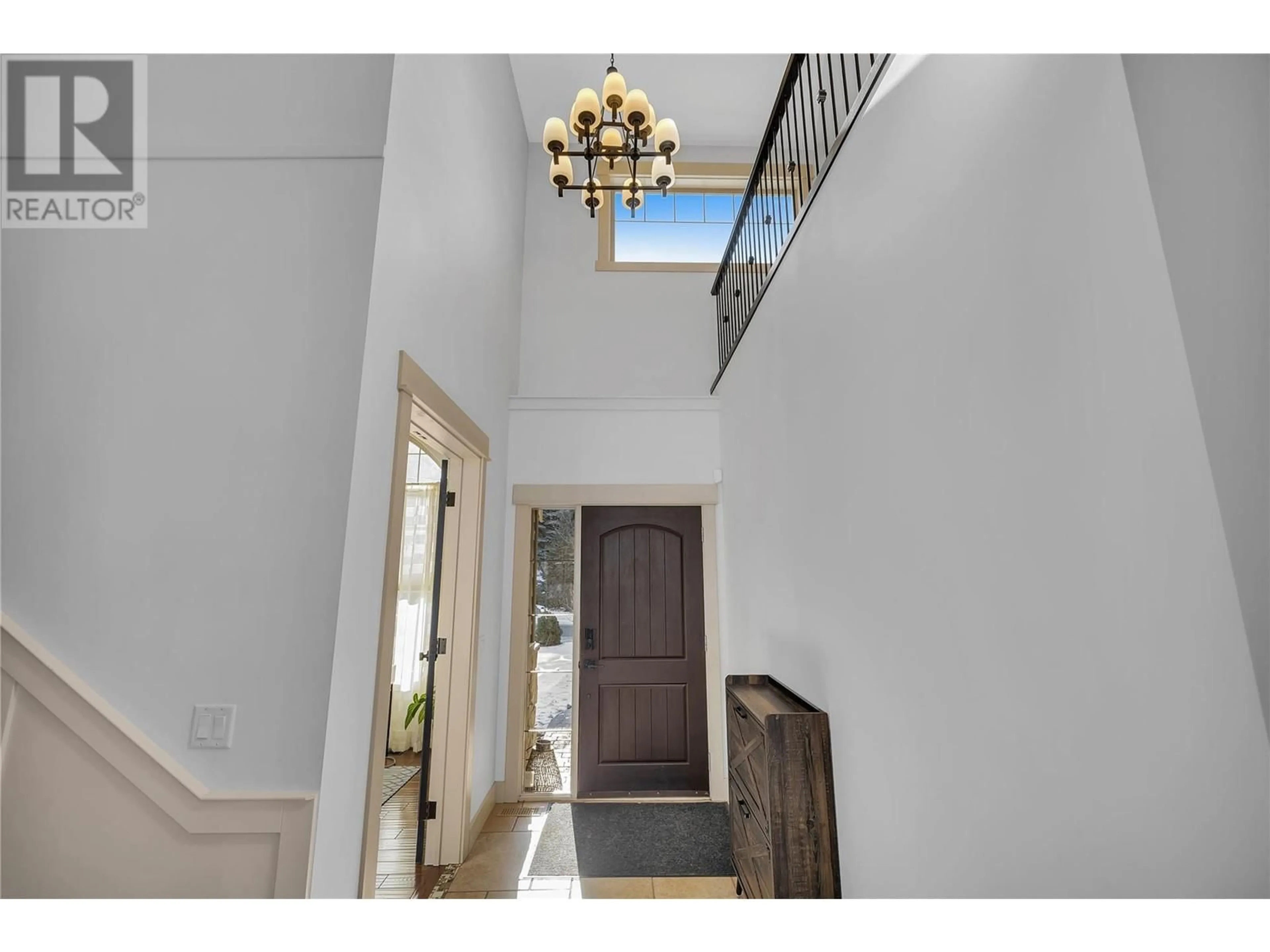 Indoor entryway for 840 Hewetson Avenue, Kelowna British Columbia V1W5C9