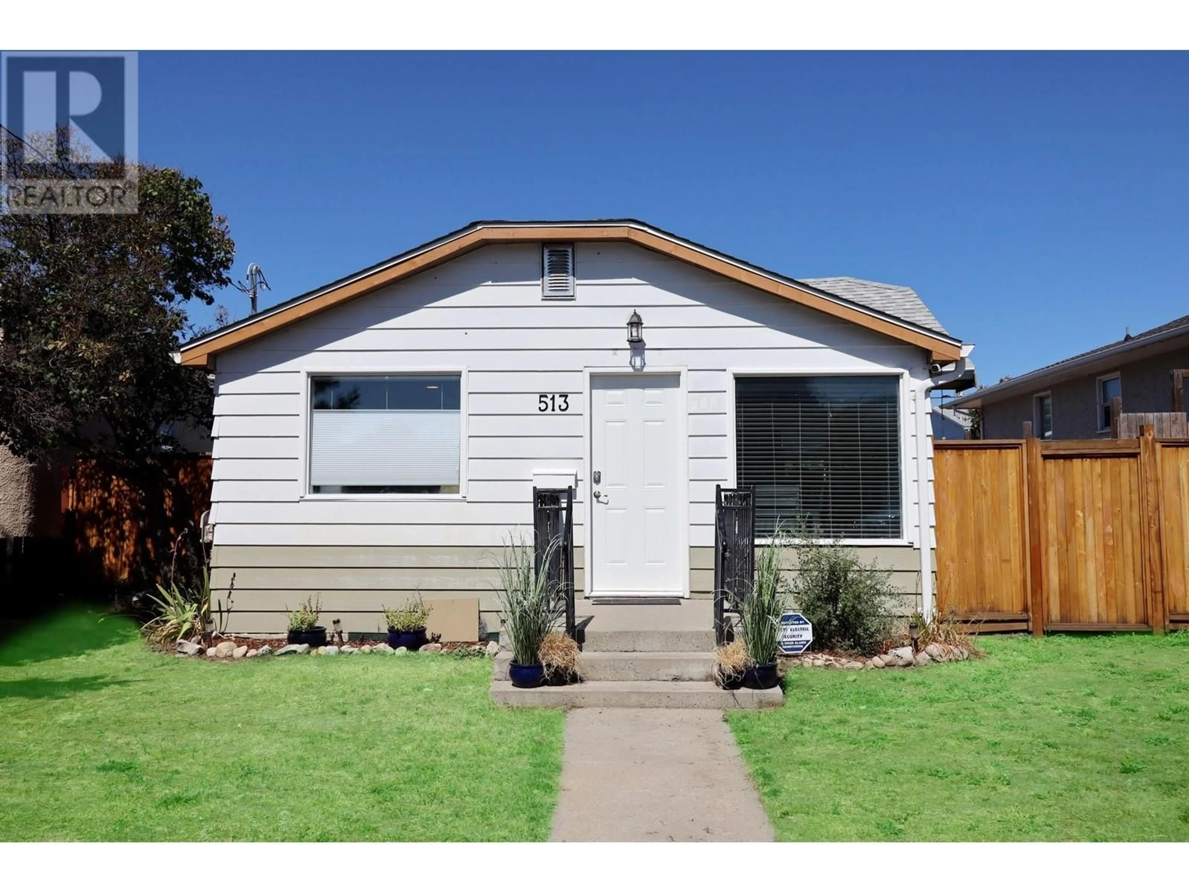Home with vinyl exterior material, street for 513 MUNICIPAL AVENUE, Penticton British Columbia V2A2R3