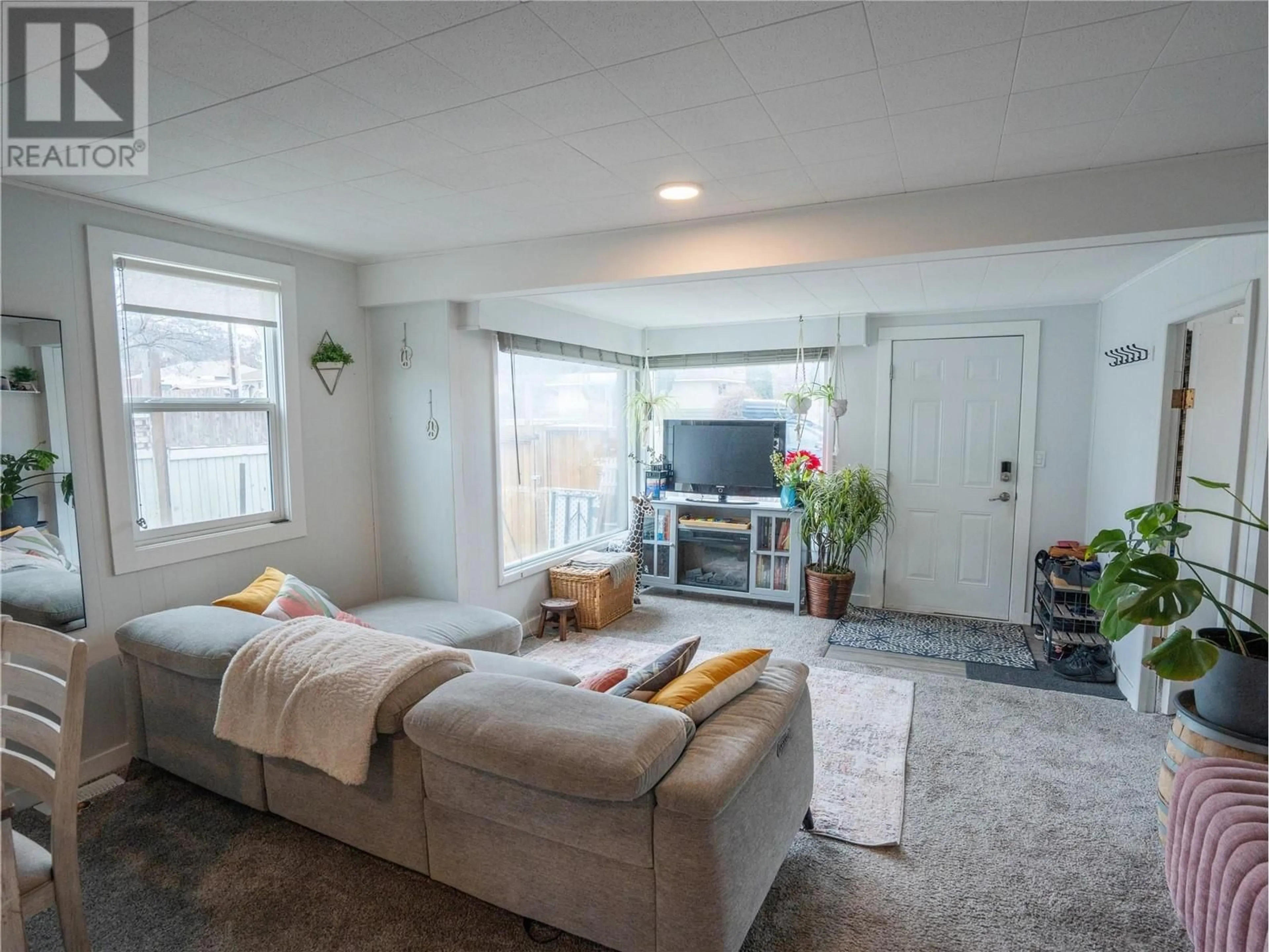 Living room with furniture, unknown for 513 MUNICIPAL AVENUE, Penticton British Columbia V2A2R3