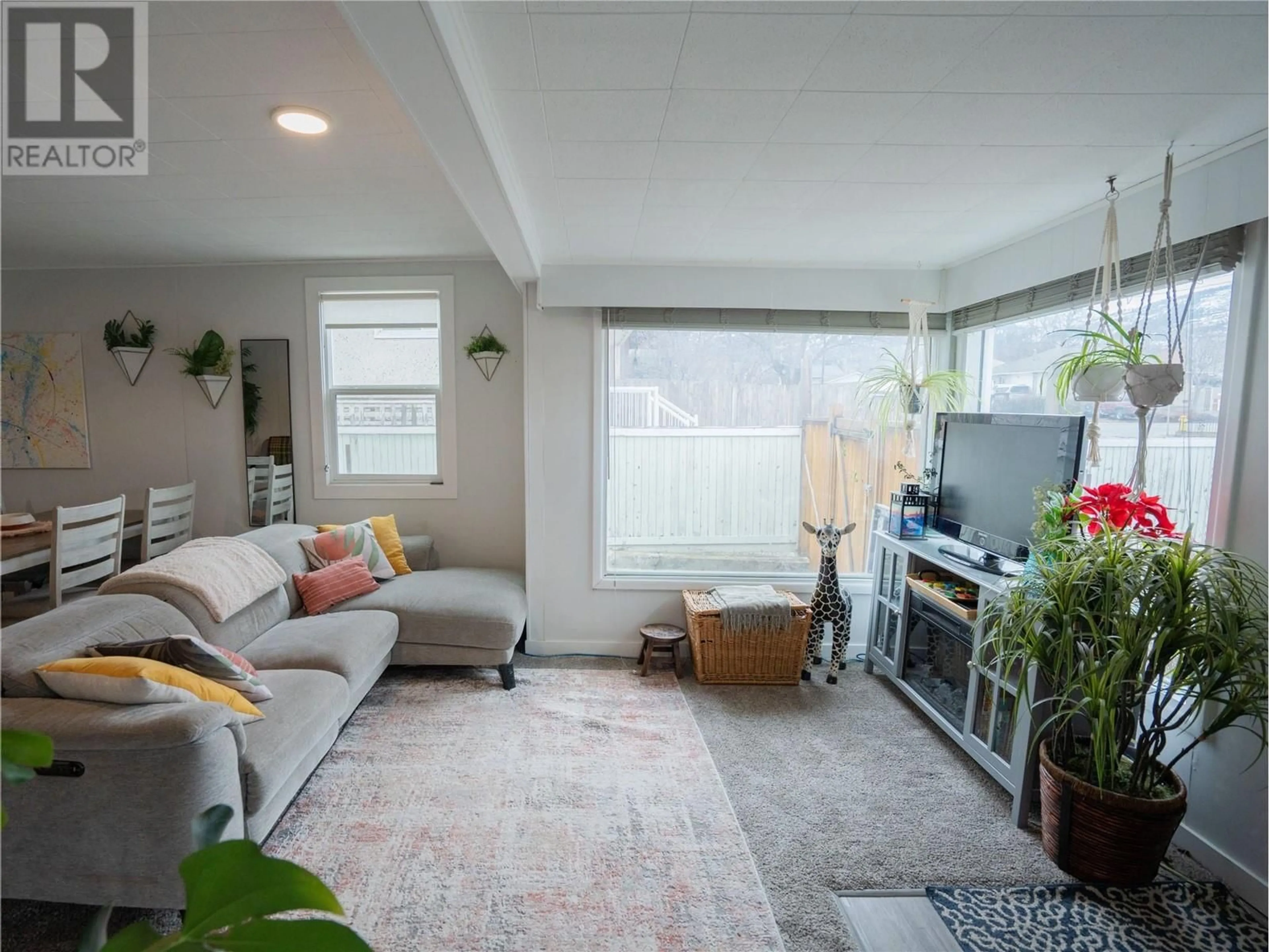 Living room with furniture, unknown for 513 MUNICIPAL AVENUE, Penticton British Columbia V2A2R3