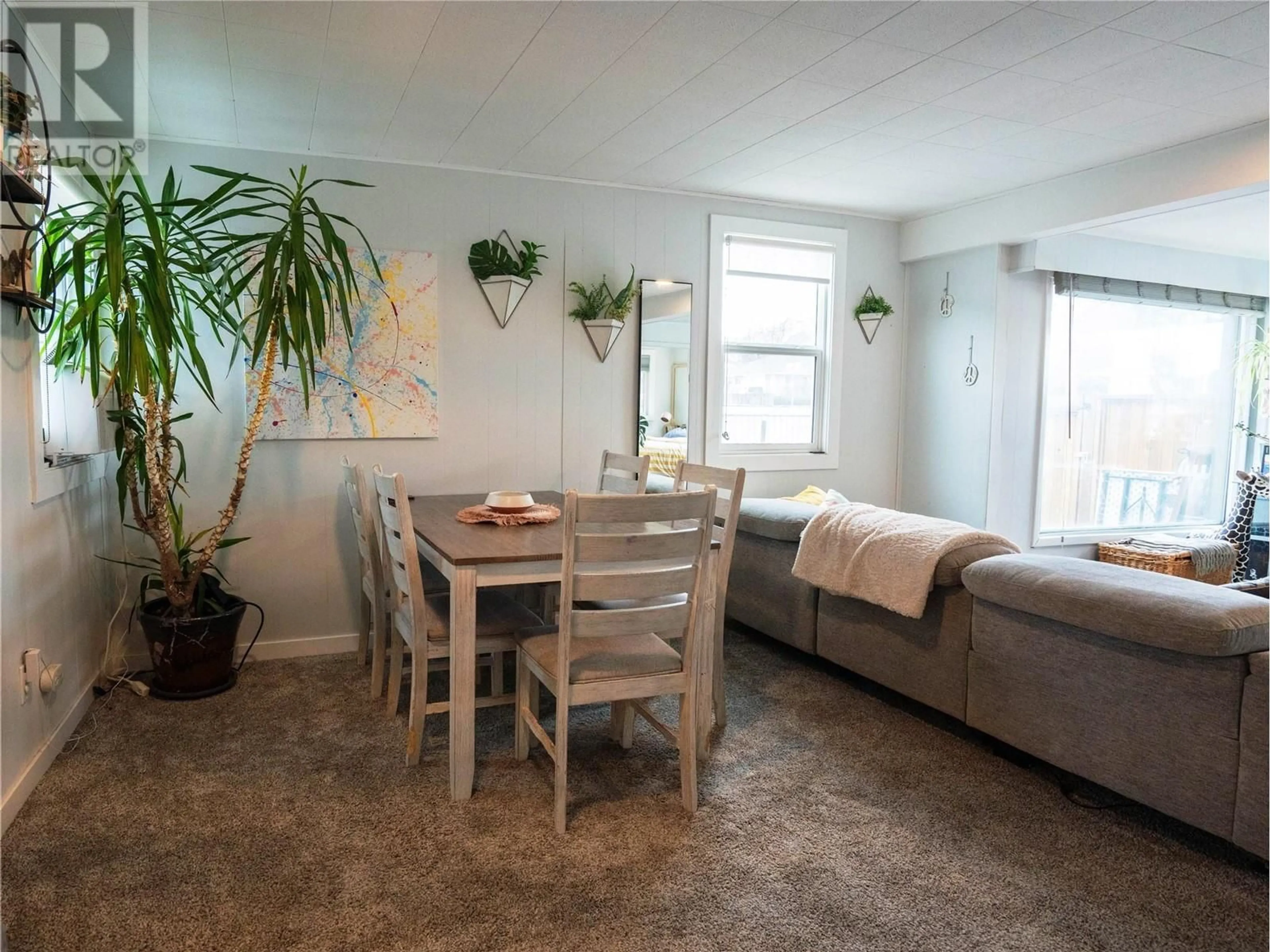 Living room with furniture, unknown for 513 MUNICIPAL AVENUE, Penticton British Columbia V2A2R3