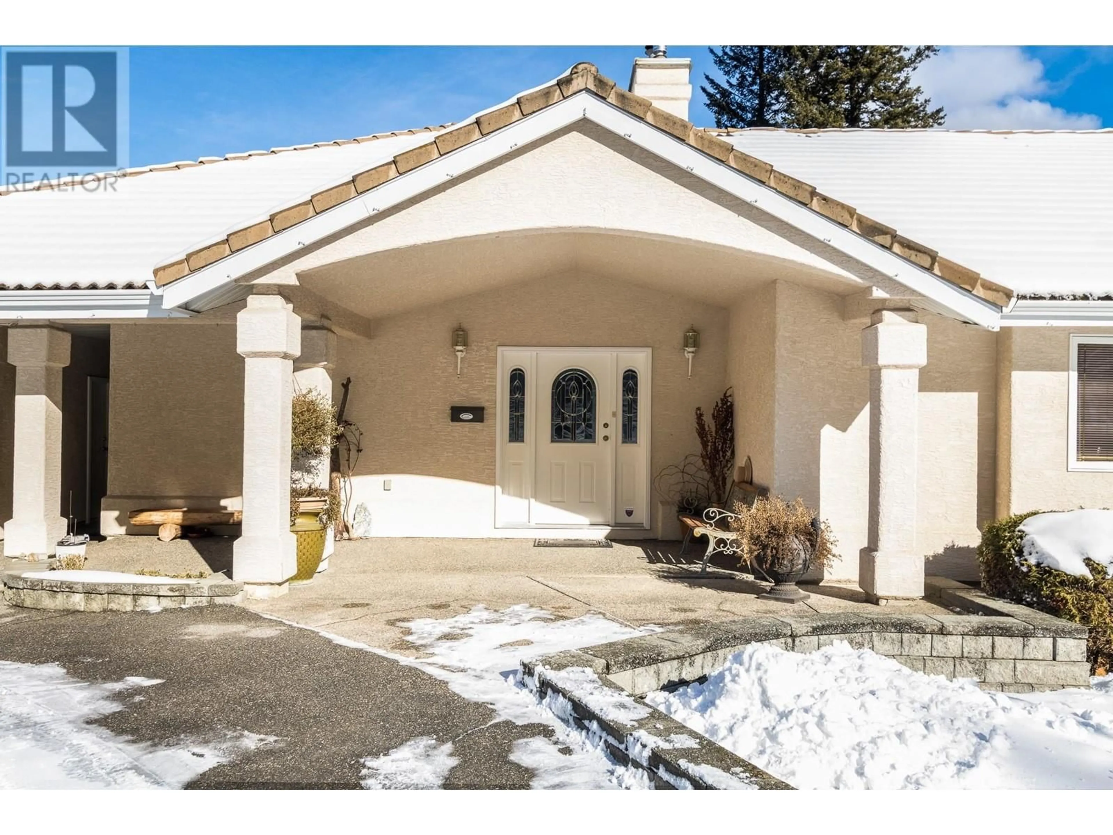 Indoor foyer for 2721 Birchdale Place, Blind Bay British Columbia V0E1H1