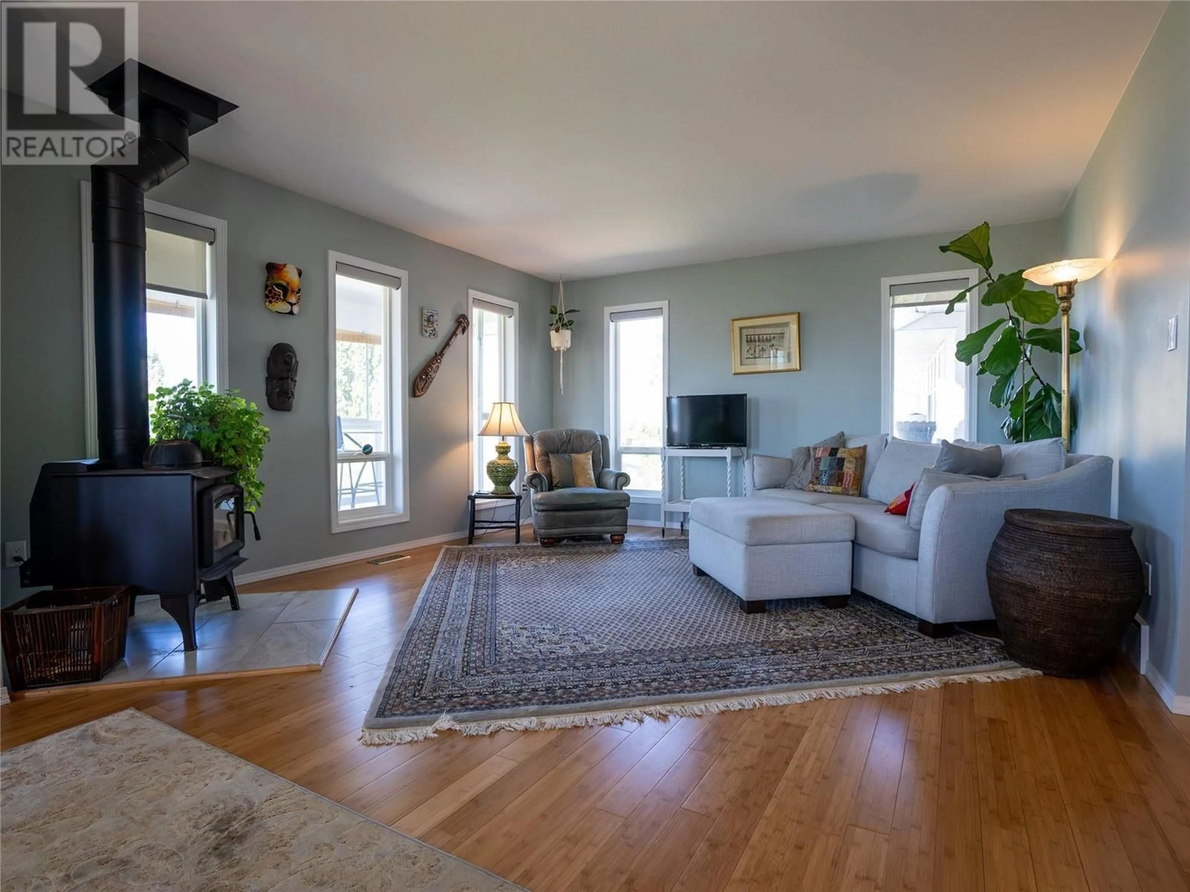 Living room with furniture, unknown for 4295 NORTH NARAMATA ROAD, Naramata British Columbia V0H1N1