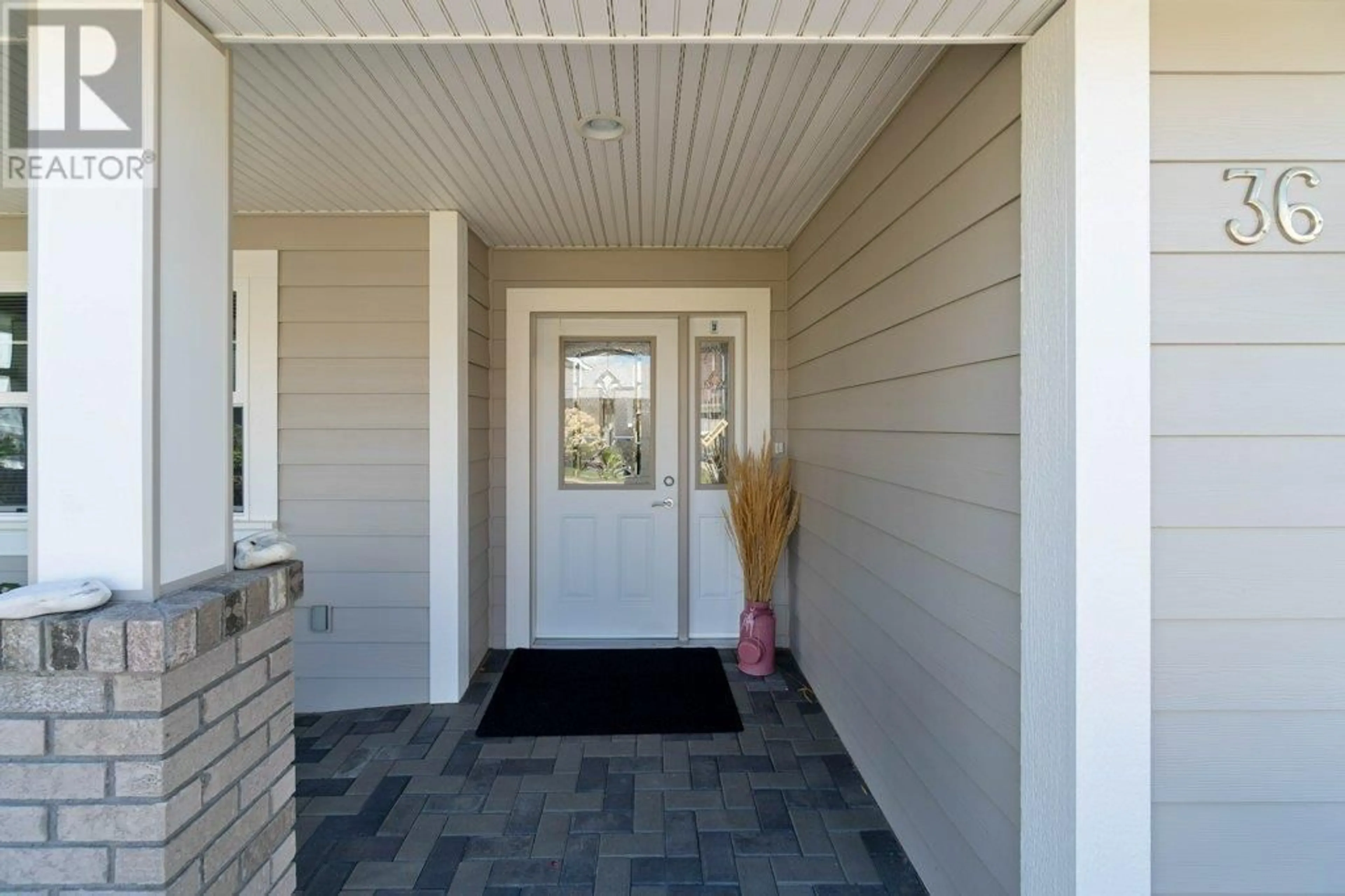 Indoor entryway for 1231 10th Street SW Unit# 36, Salmon Arm British Columbia V1E0A5