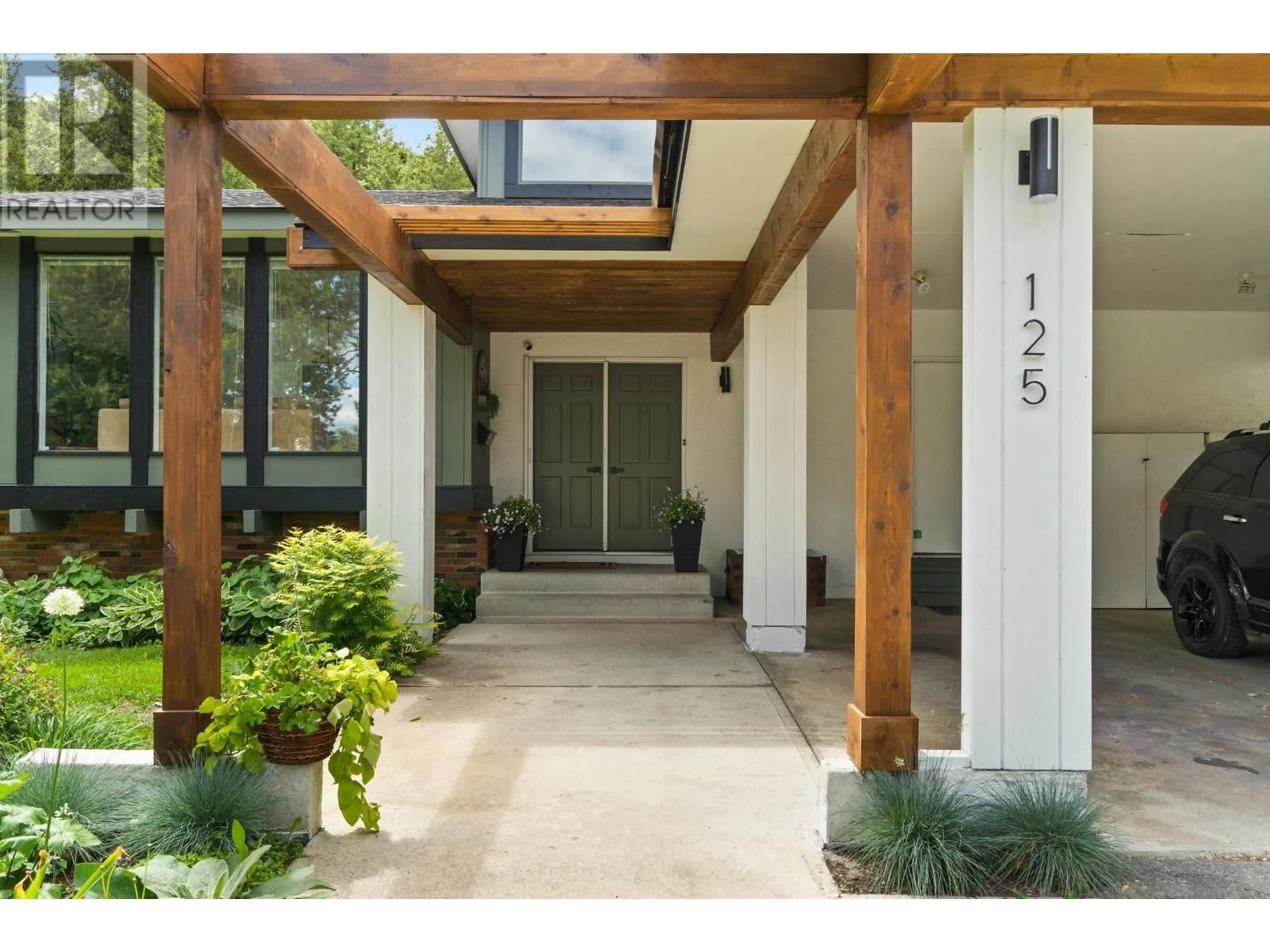 Indoor entryway for 125 MONMOUTH Drive, Kamloops British Columbia V2E1L8