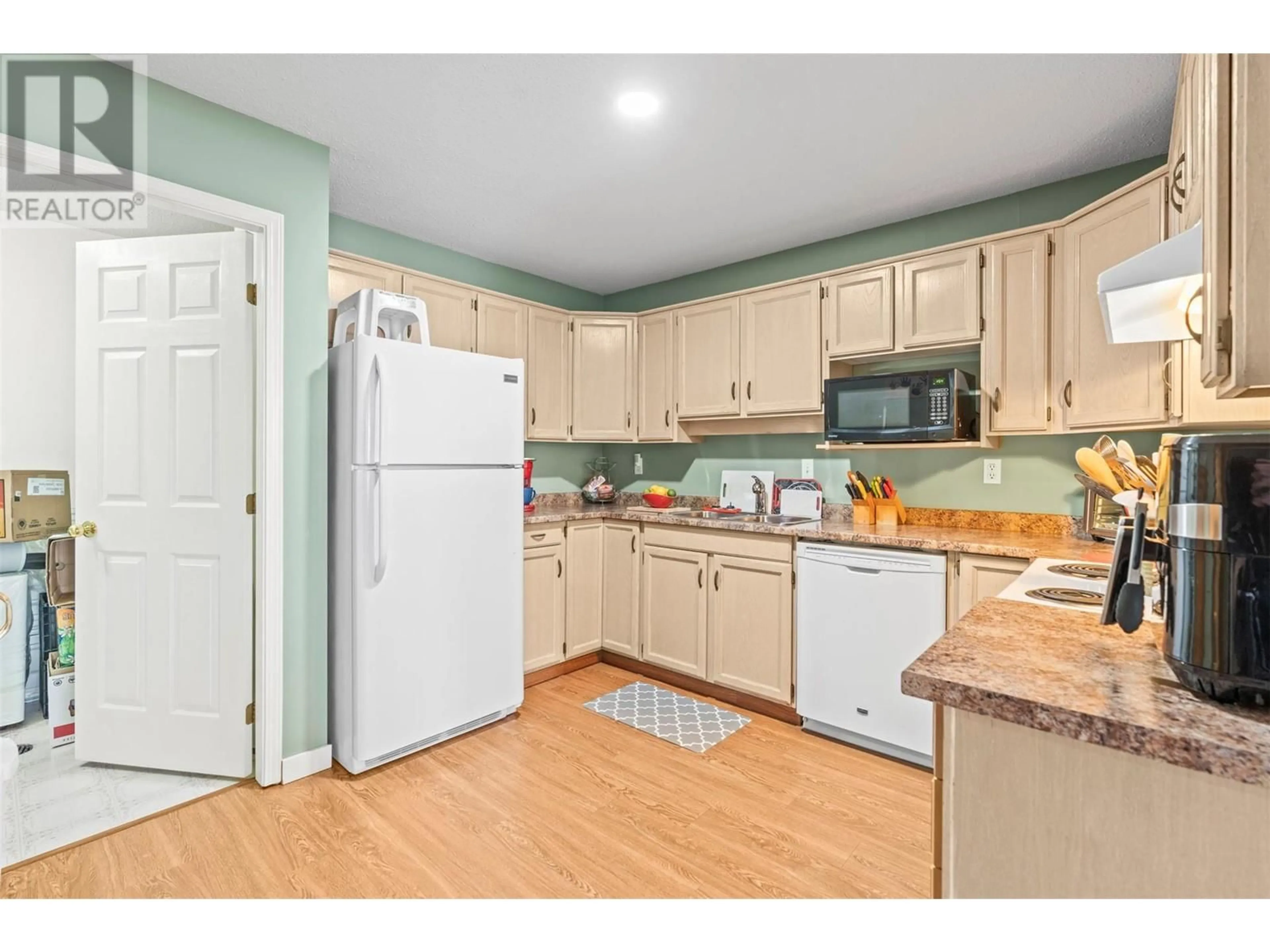 Standard kitchen, unknown for 1 - 4404 PLEASANT VALLEY ROAD, Vernon British Columbia V1T4M3
