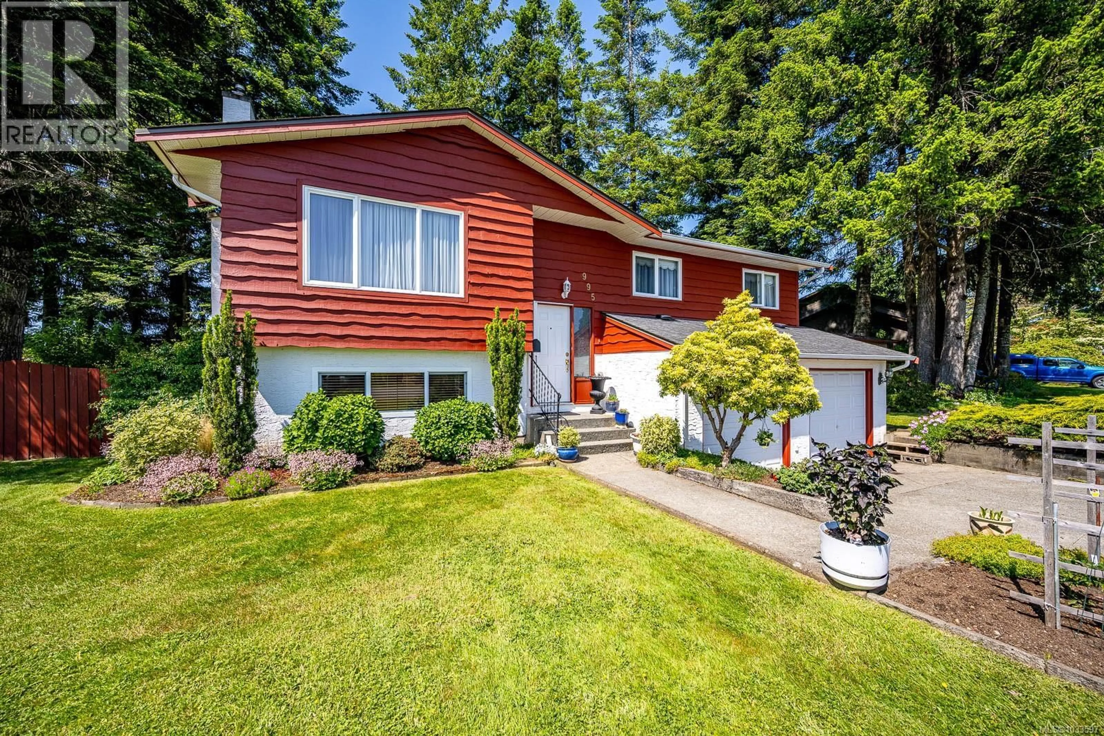 Home with vinyl exterior material, street for 995 MANTLE DRIVE, Courtenay British Columbia V9N7H3