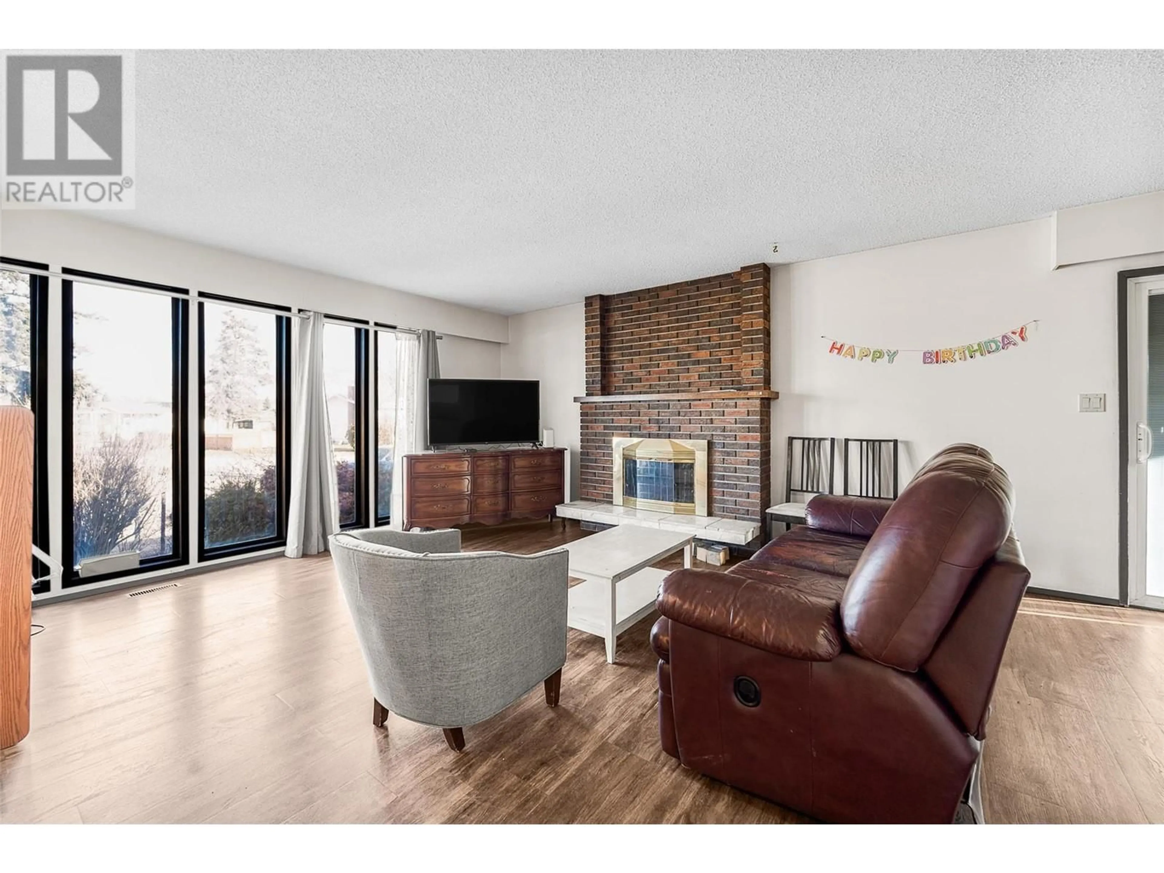 Living room with furniture, wood/laminate floor for 1255 THOMPSON ROAD, Kelowna British Columbia V1X1C8