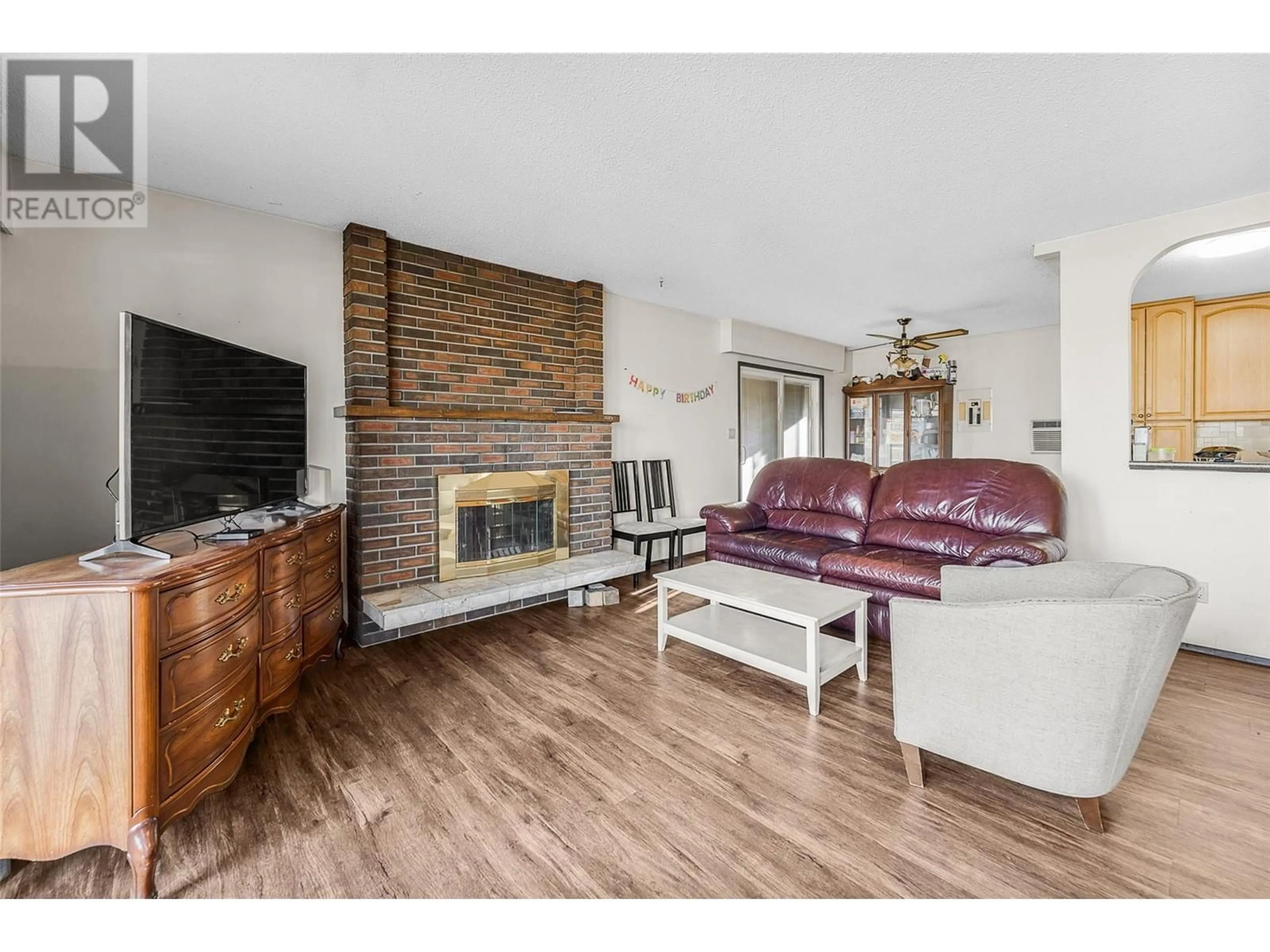 Living room with furniture, wood/laminate floor for 1255 THOMPSON ROAD, Kelowna British Columbia V1X1C8