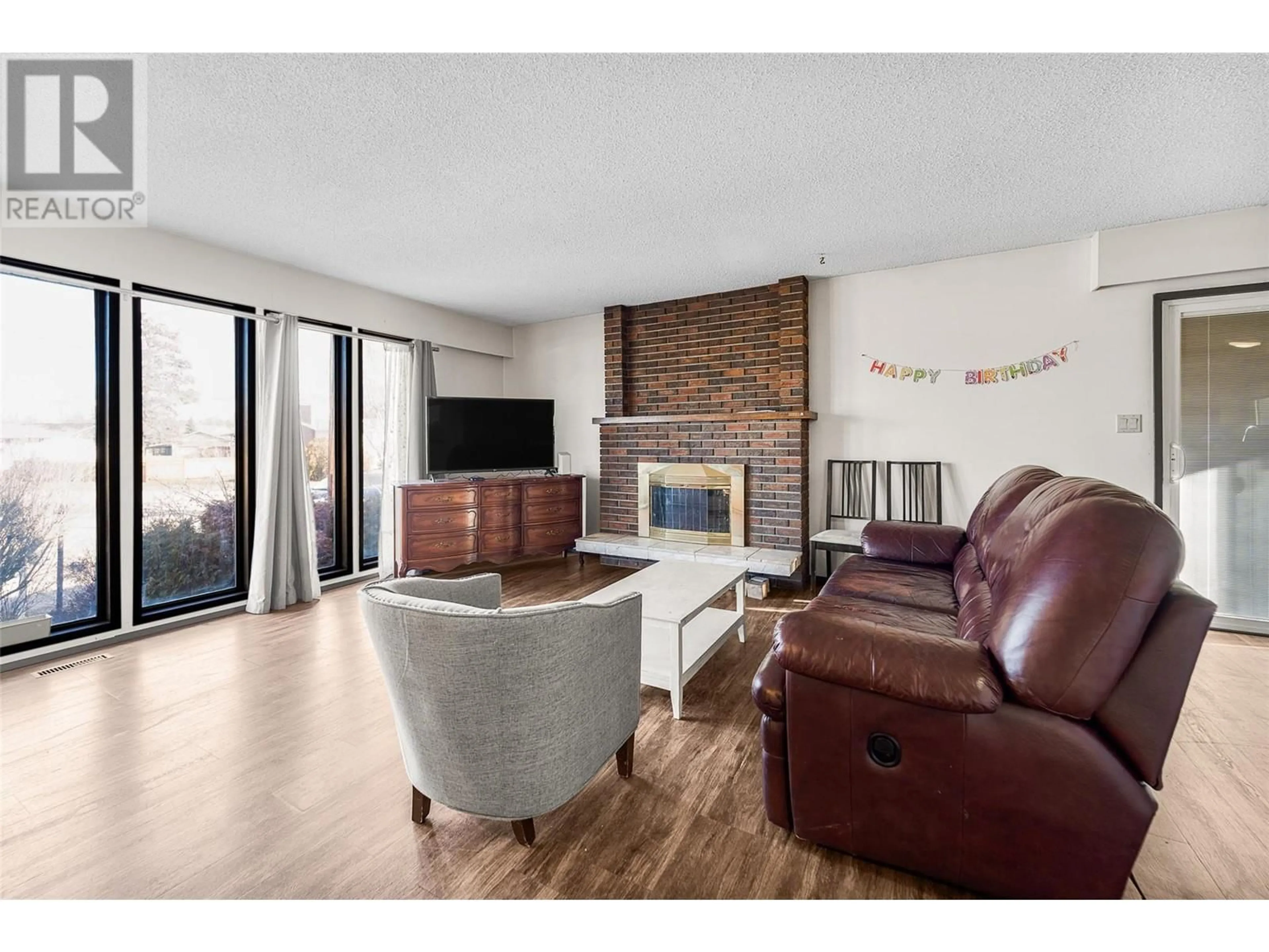 Living room with furniture, wood/laminate floor for 1255 THOMPSON ROAD, Kelowna British Columbia V1X1C8
