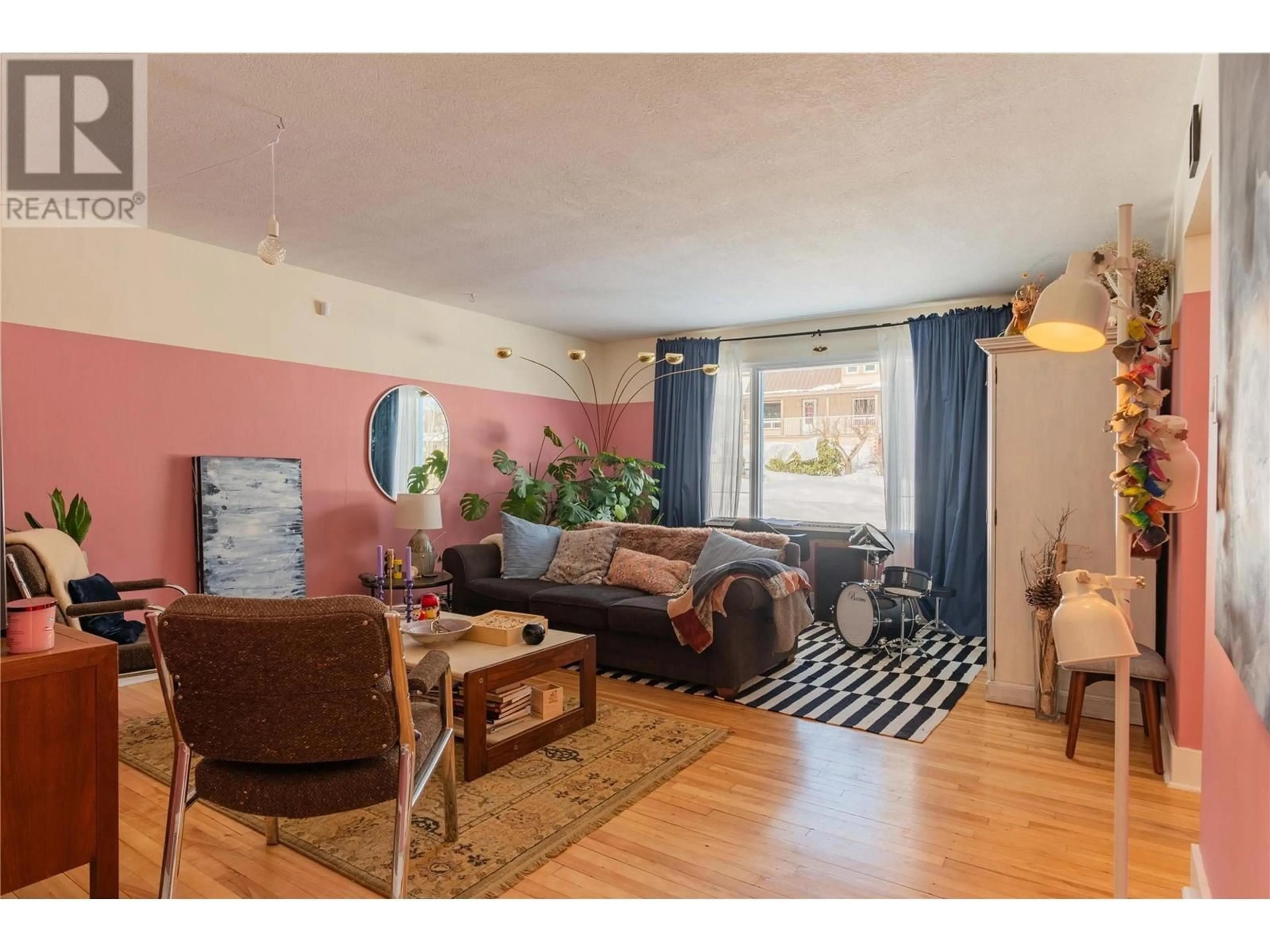 Living room with furniture, unknown for 904 THACKERAY STREET, Warfield British Columbia V1R2C2