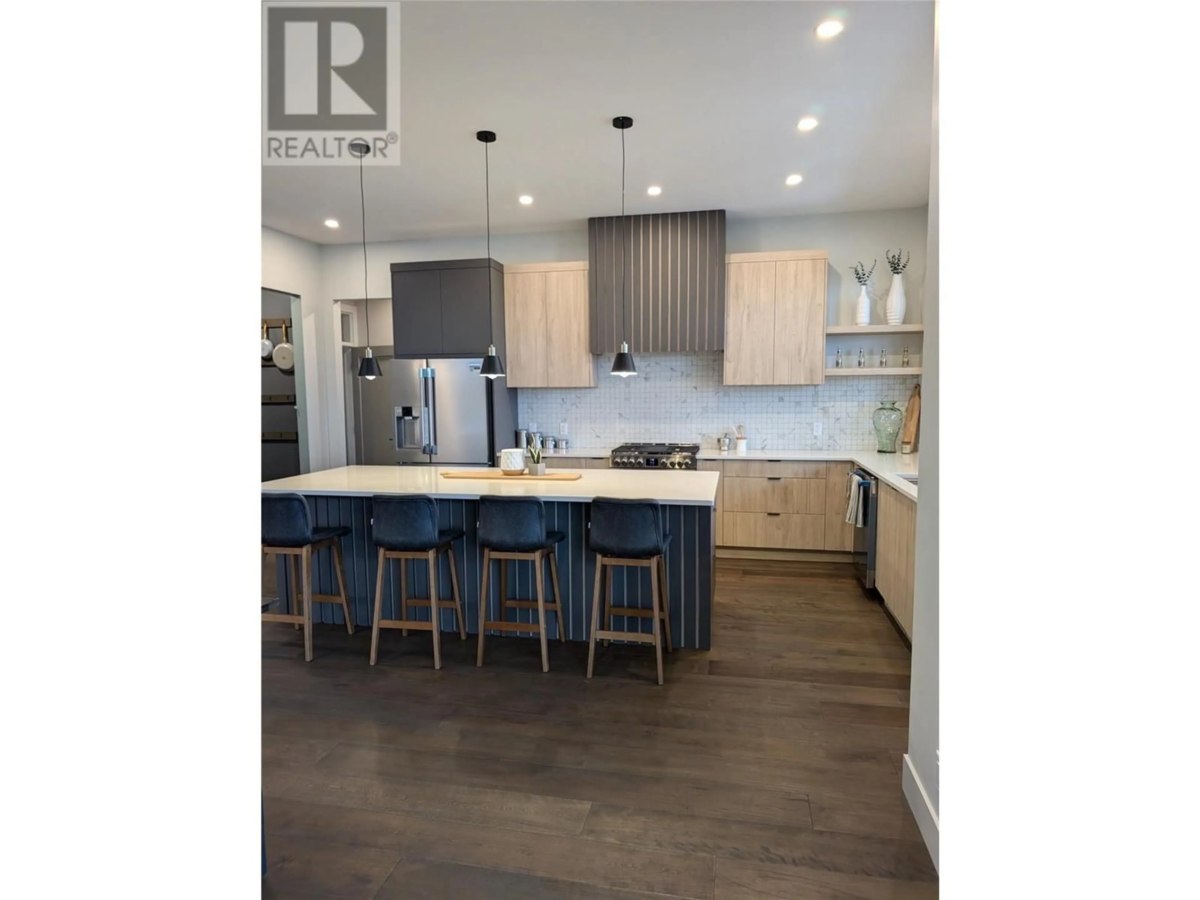 Open concept kitchen, wood/laminate floor for 801 Melrose Street, Kelowna British Columbia V1P0A8