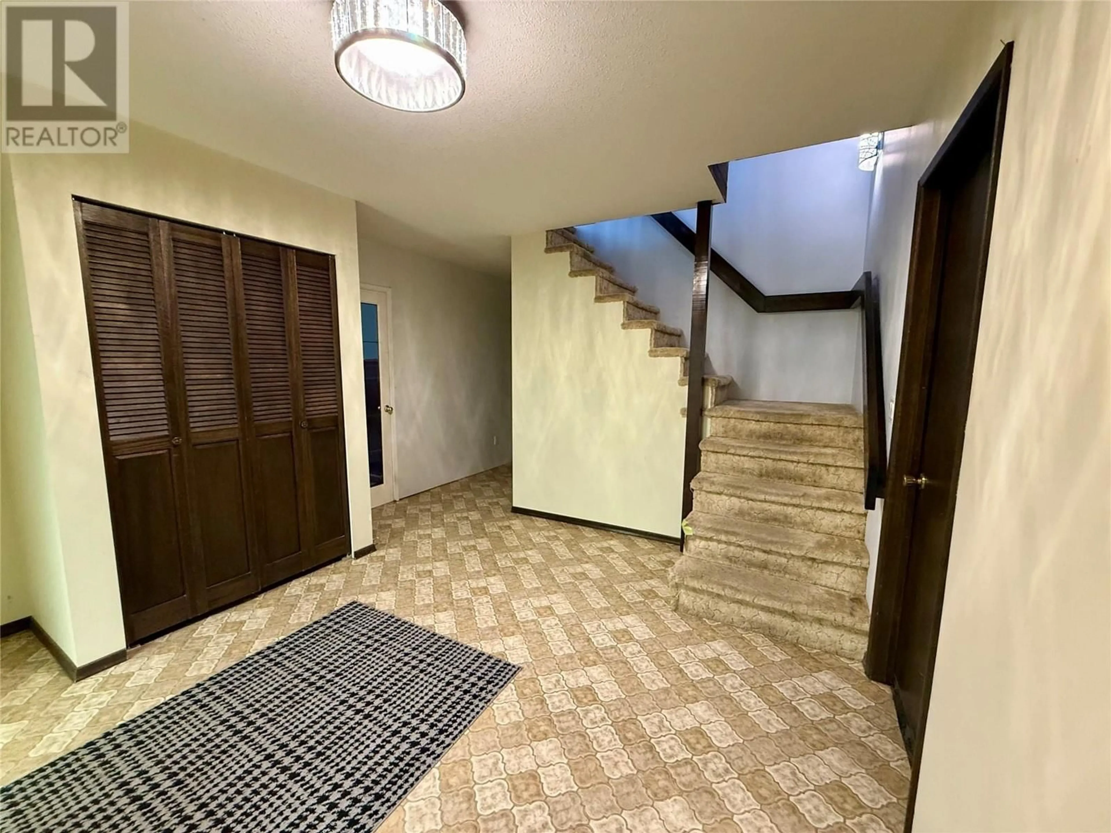 Indoor foyer for 770 Raymer Road, Kelowna British Columbia V1W1H8