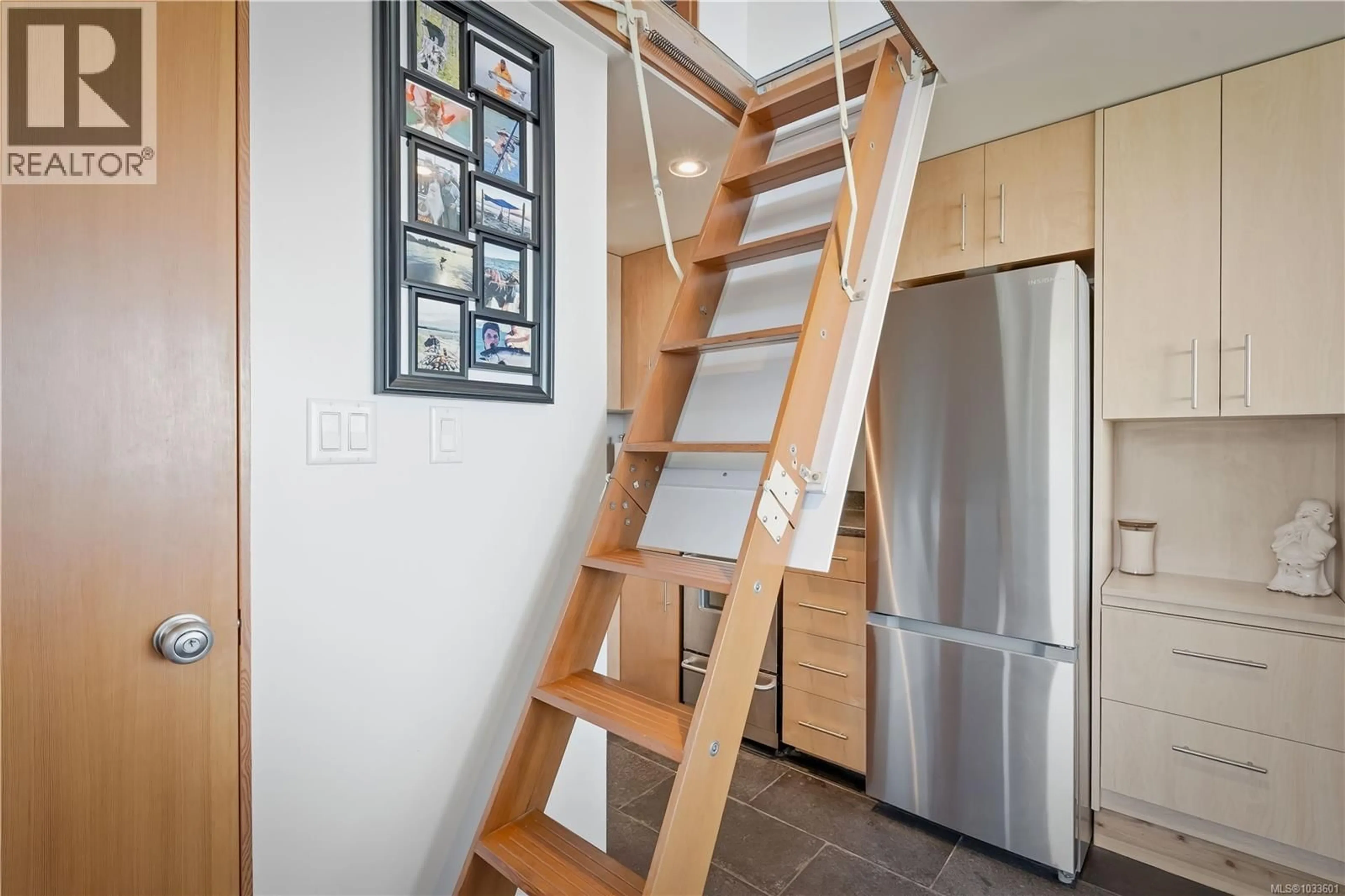 Stairs for 1006 SEVENTH AVENUE, Ucluelet British Columbia V0R3A0