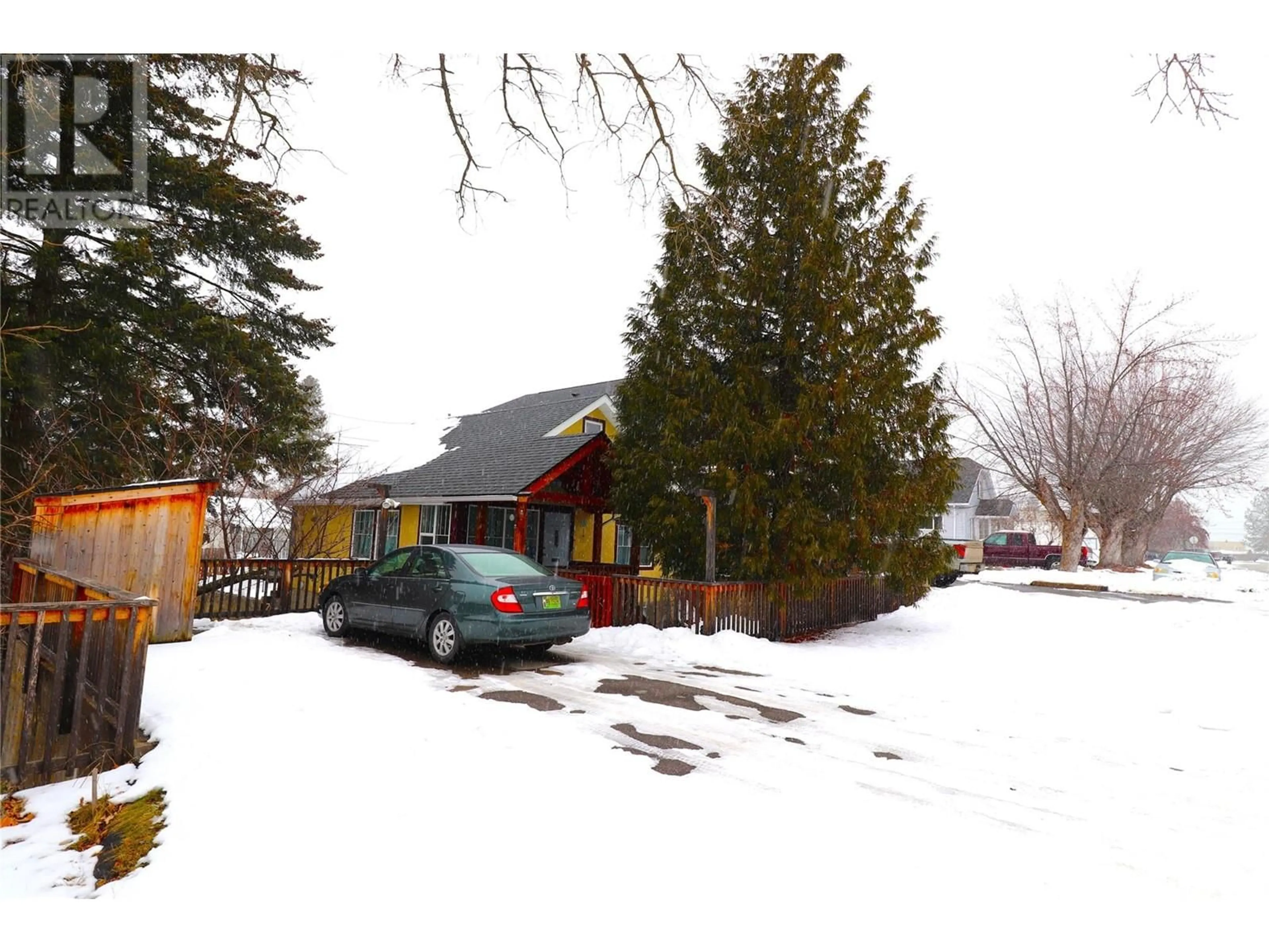 A pic from outside/outdoor area/front of a property/back of a property/a pic from drone, street for 312 8TH Avenue, Castlegar British Columbia V1N1N2