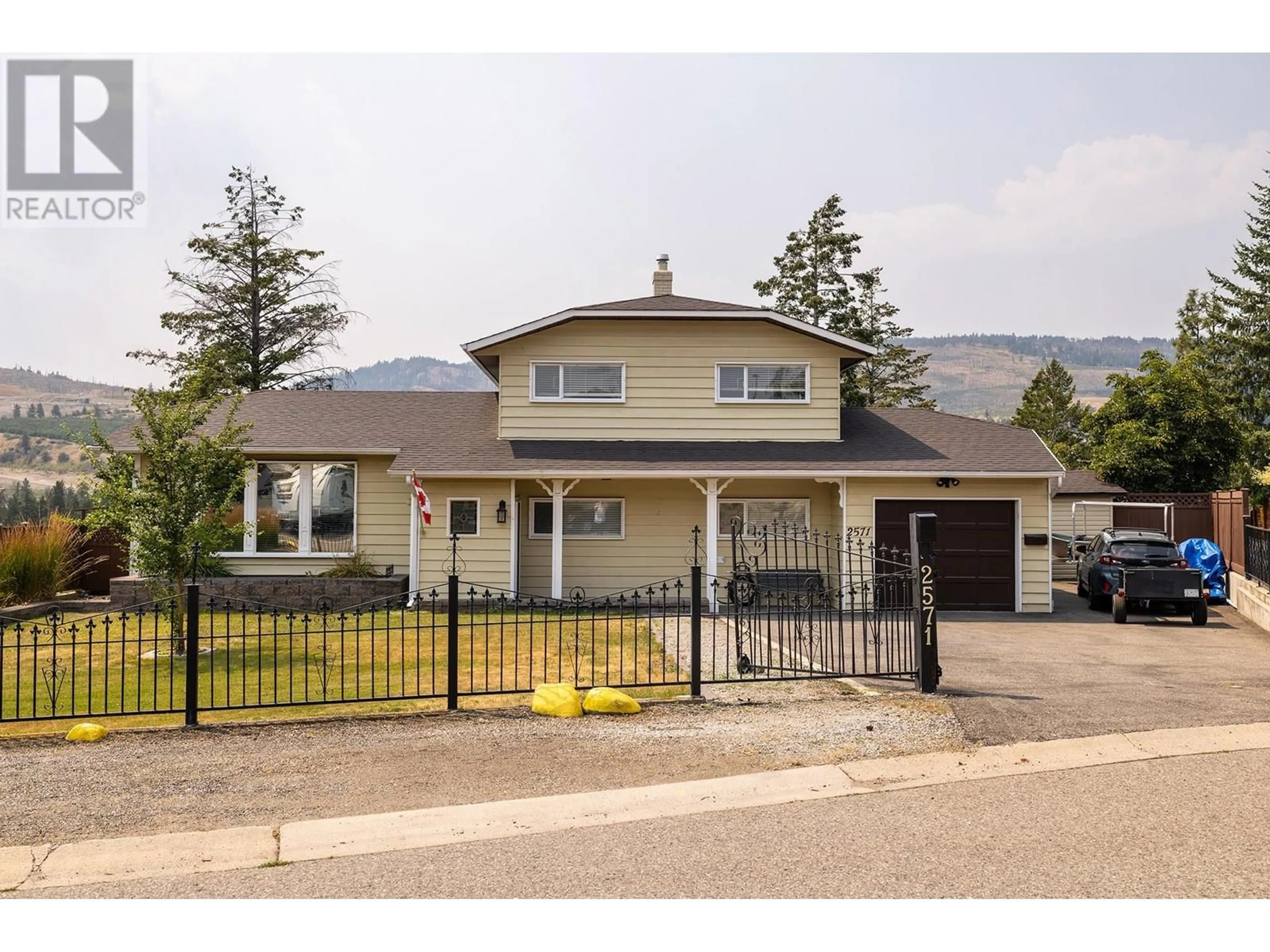 Home with vinyl exterior material, mountain view for 2571 Pineridge Place, West Kelowna British Columbia V4T2J7