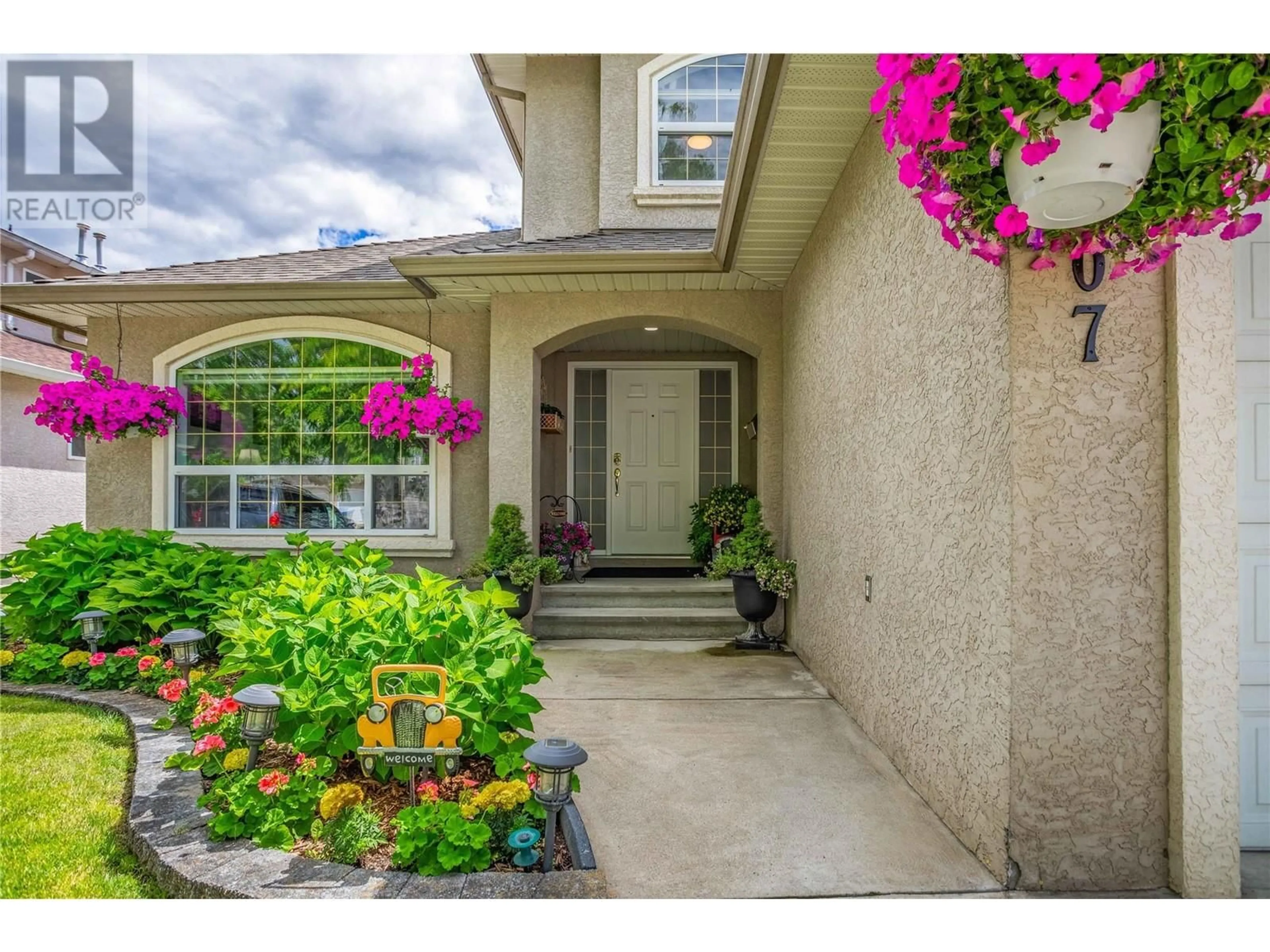 Indoor entryway for 307 Sumac Road E, Kelowna British Columbia V1X7N5