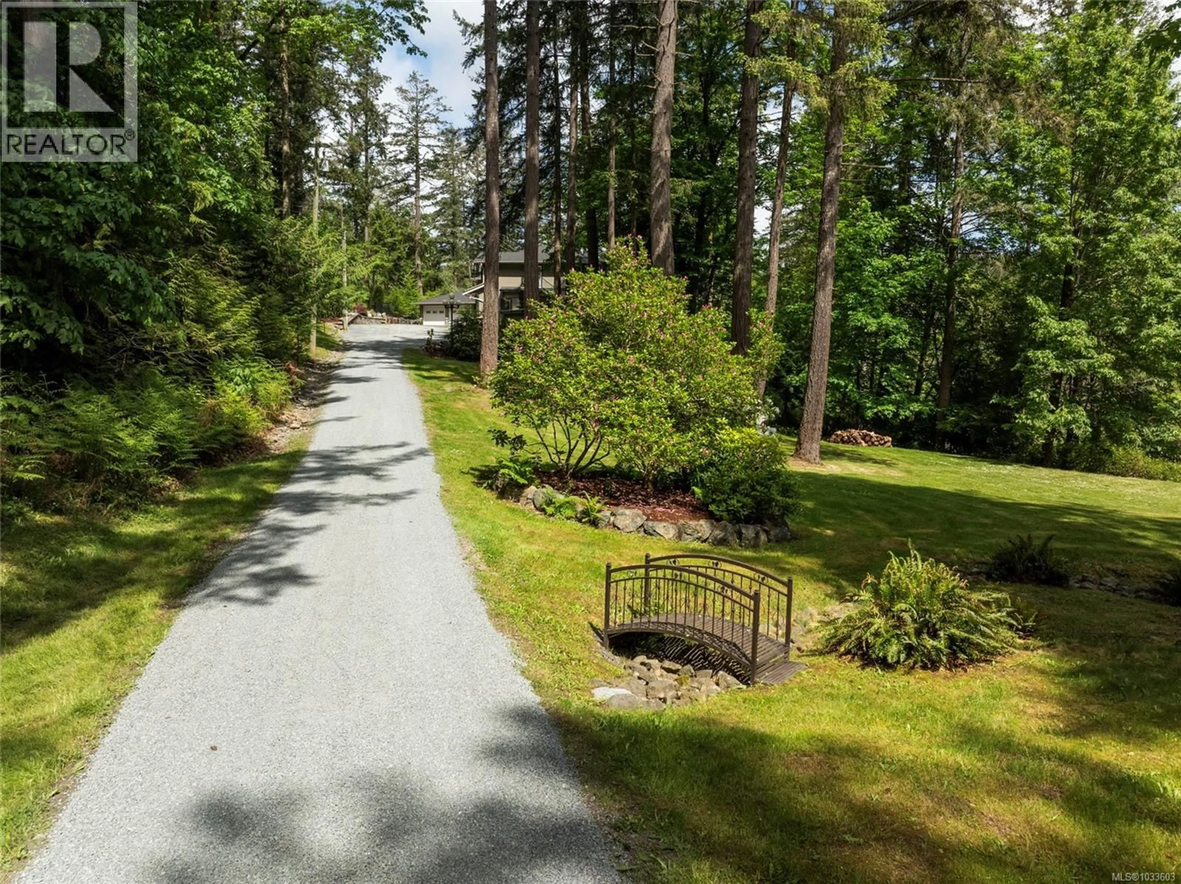 A pic from outside/outdoor area/front of a property/back of a property/a pic from drone, forest/trees view for 376 VIADUCT AVENUE WEST, Saanich British Columbia V9E2B6