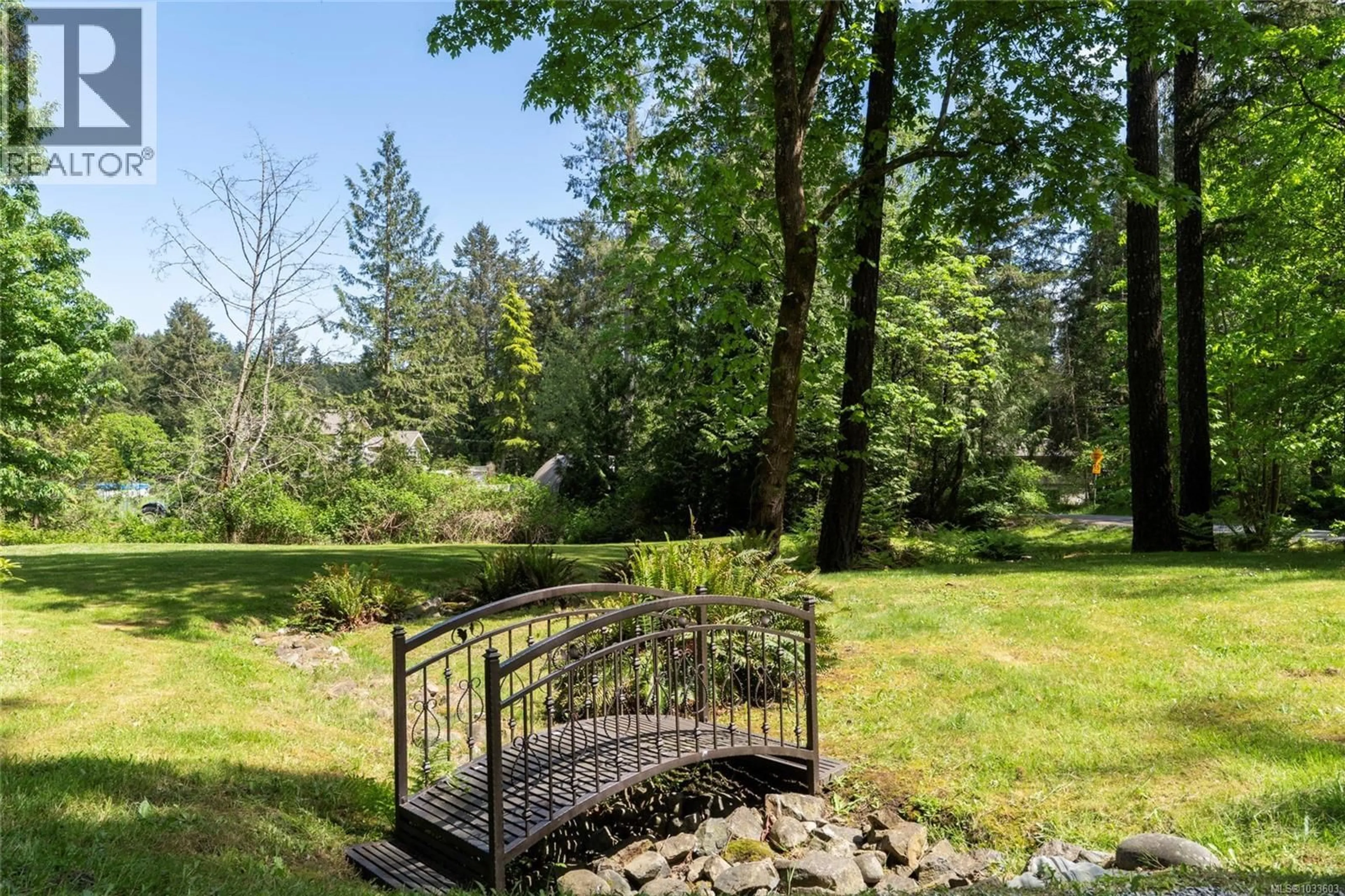 Patio, forest/trees view for 376 VIADUCT AVENUE WEST, Saanich British Columbia V9E2B6