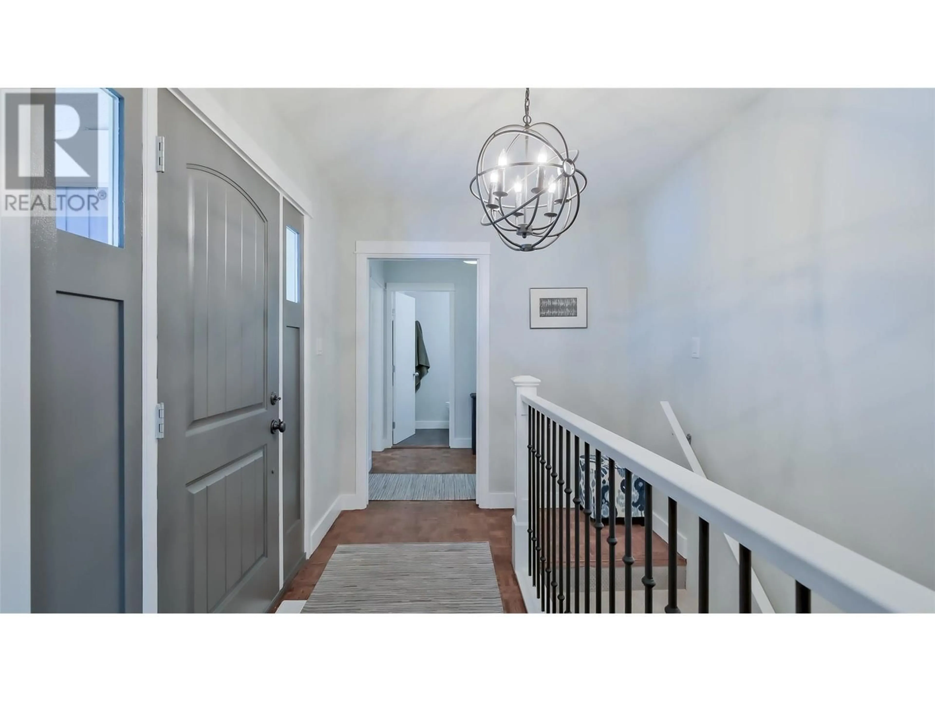 Indoor entryway for 102 BARRINGTON Place, Penticton British Columbia V2A1S4