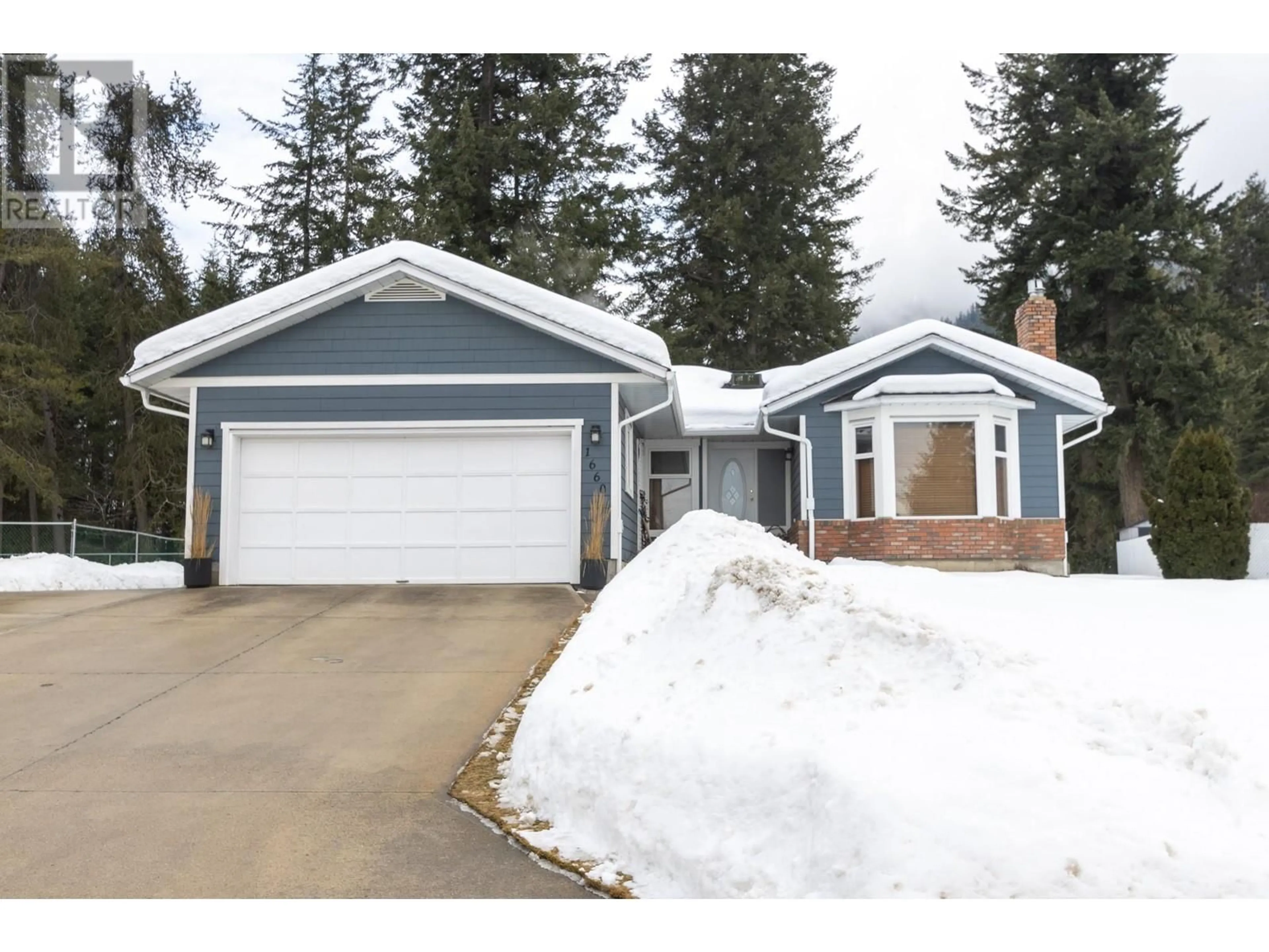 Home with vinyl exterior material, street for 1660 18 Avenue SE, Salmon Arm British Columbia V1E2N1