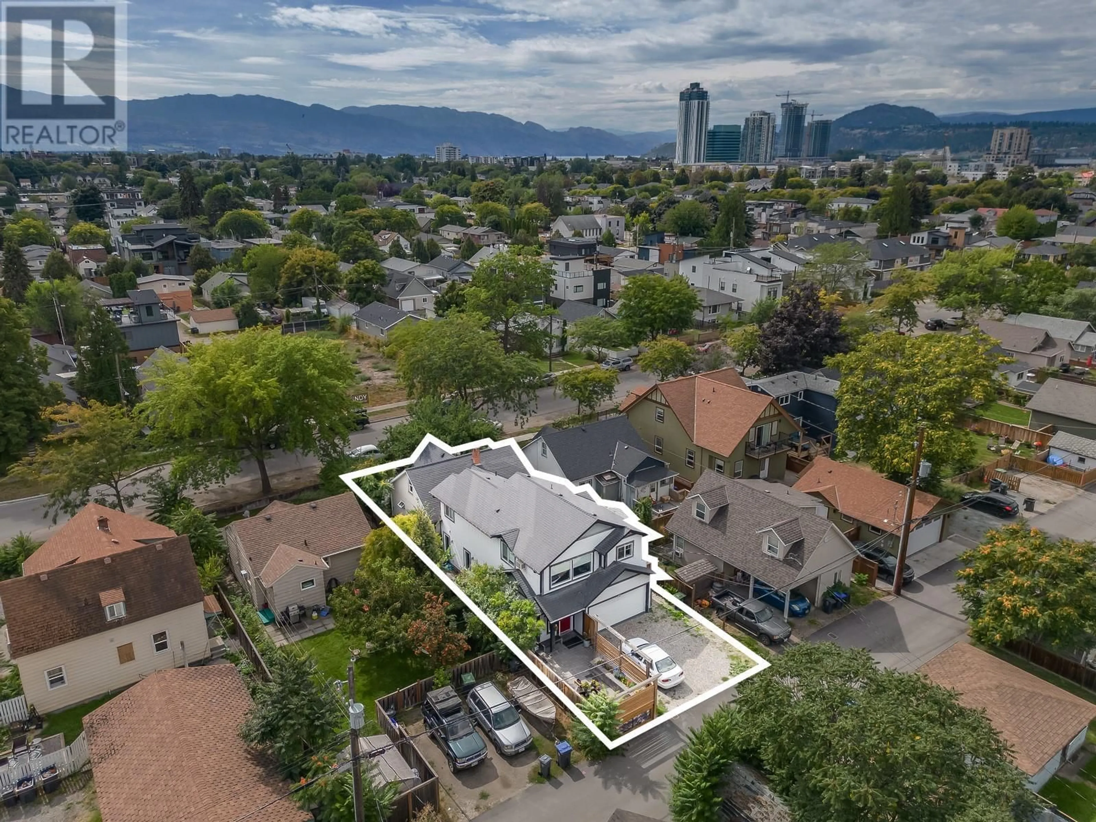 A pic from outside/outdoor area/front of a property/back of a property/a pic from drone, city buildings view from balcony for 980 Coronation Avenue, Kelowna British Columbia V1Y7A5