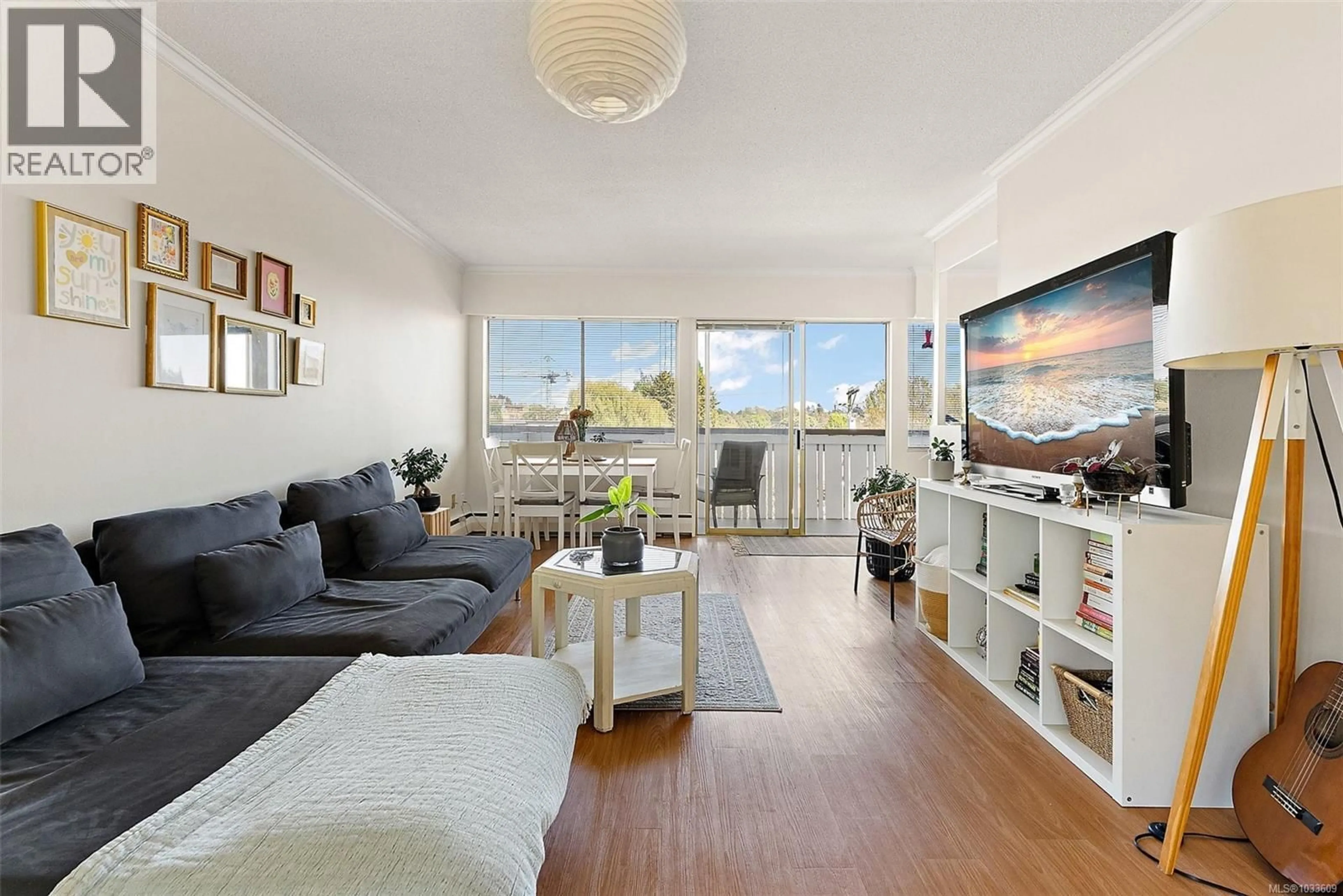 Living room with furniture, wood/laminate floor for 309 - 964 HEYWOOD AVENUE, Victoria British Columbia V8V2Y5