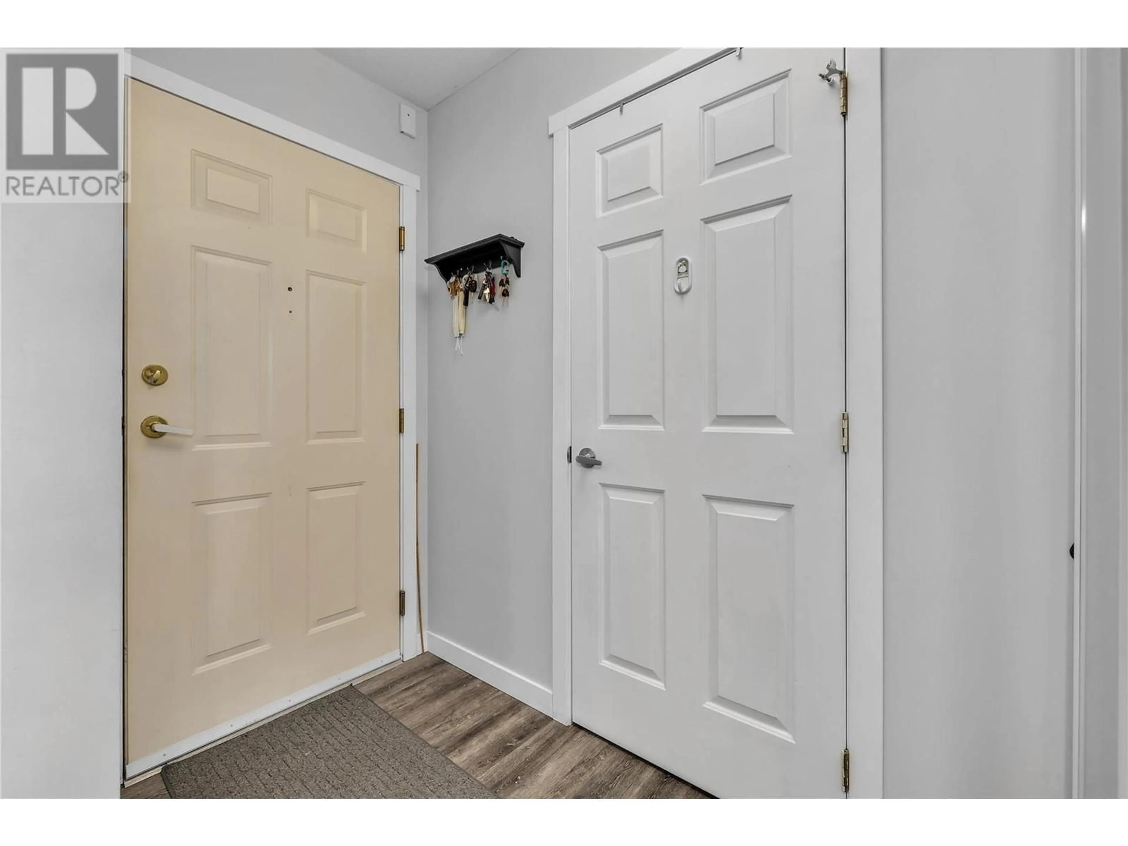 Indoor entryway for 103 - 3175 DE MONTREUIL COURT, Kelowna British Columbia V1P1P4