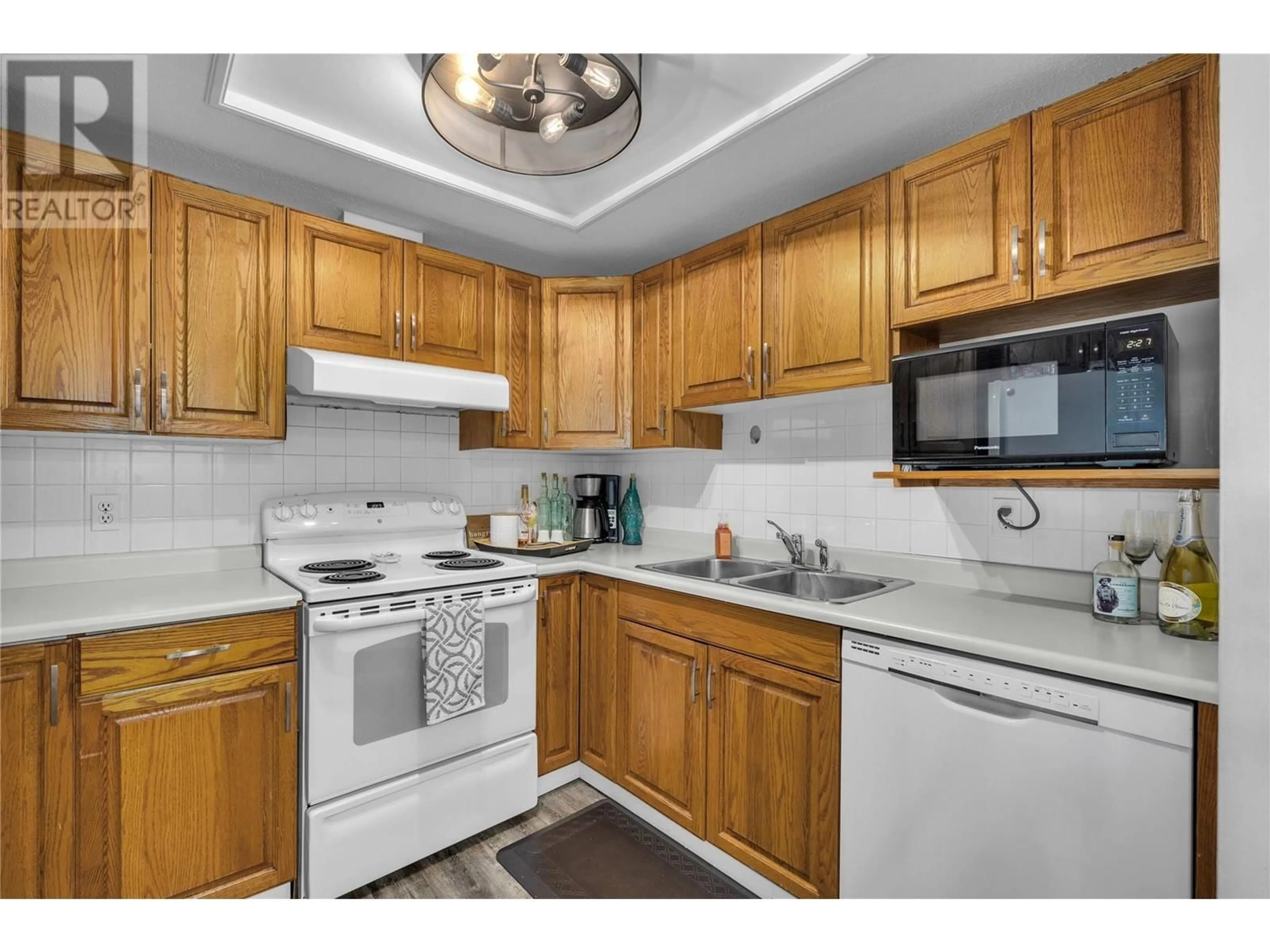 Standard kitchen, unknown for 103 - 3175 DE MONTREUIL COURT, Kelowna British Columbia V1P1P4