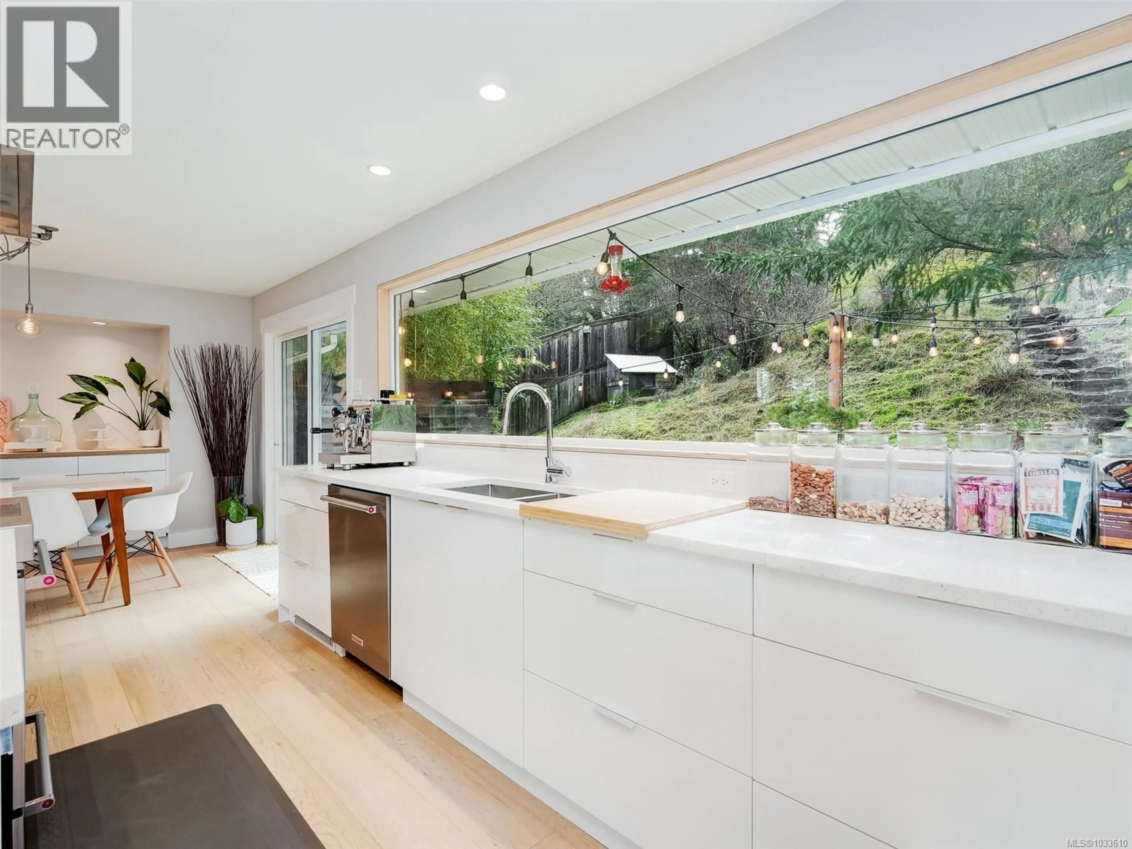 Contemporary kitchen, unknown for 775 DRUMMOND WAY, Colwood British Columbia V9C3R5