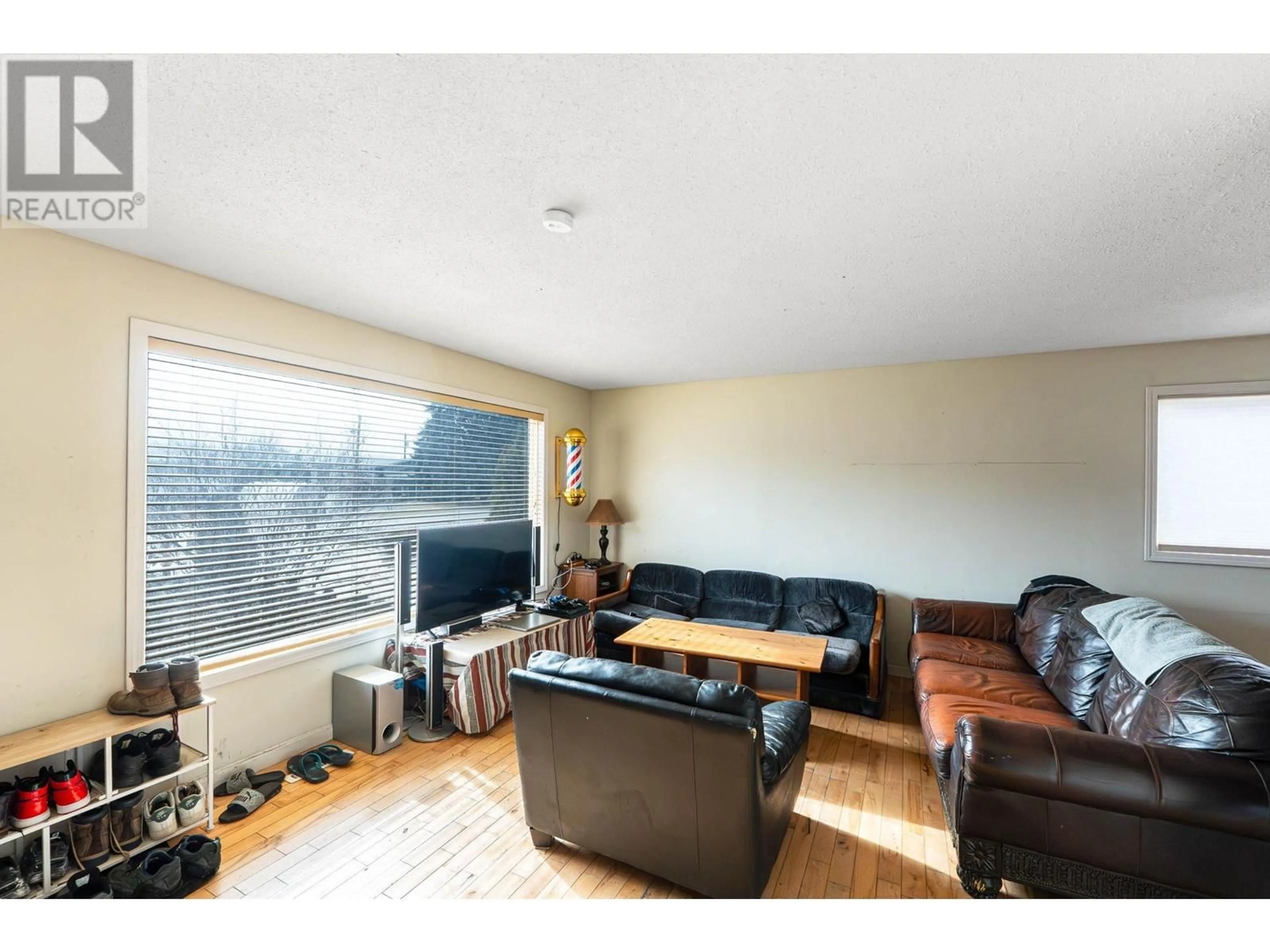 Living room with furniture, wood/laminate floor for 540 Lomond Road, Kelowna British Columbia V1X1R8