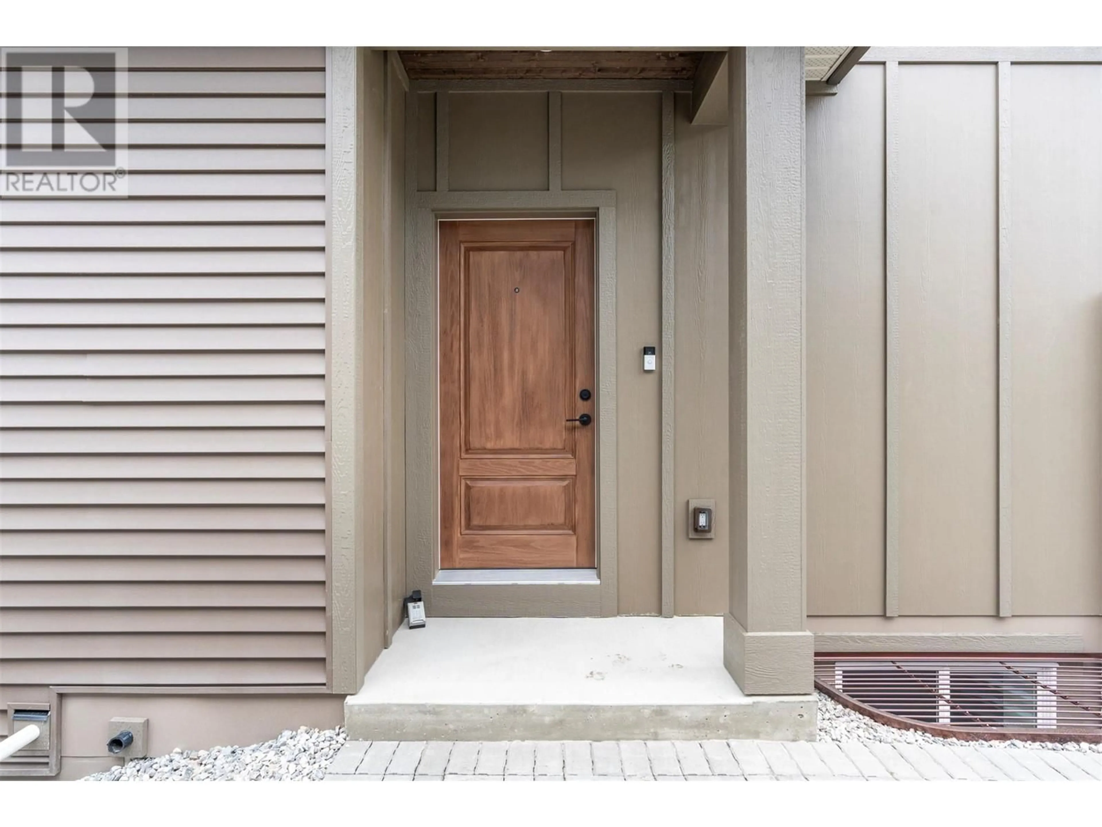 Indoor entryway for 101 - 2451 BRADLEY DRIVE, Armstrong British Columbia V4Y0Y4