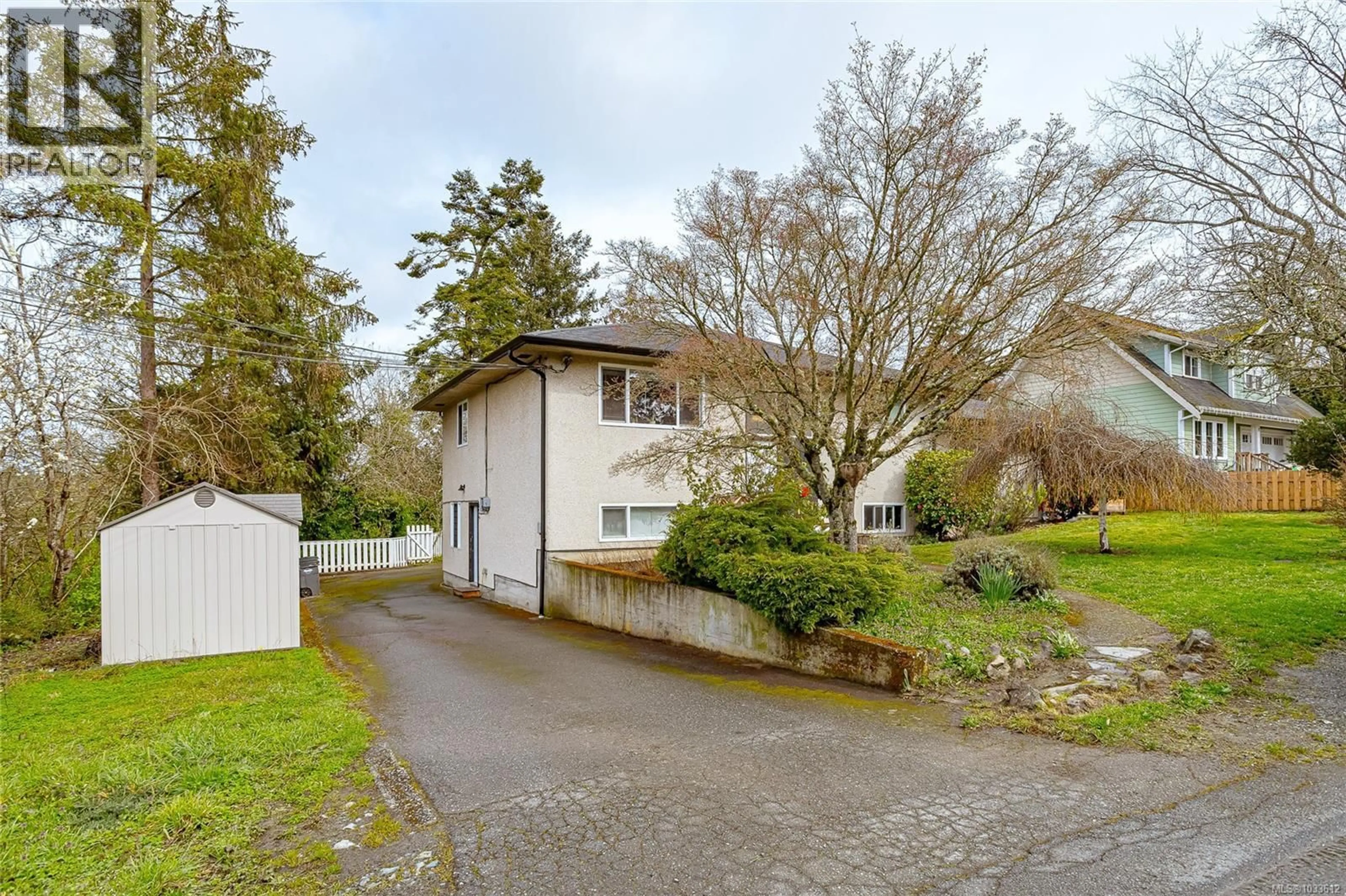A pic from outside/outdoor area/front of a property/back of a property/a pic from drone, street for 820-822 LESLIE DRIVE, Saanich British Columbia V8X2Y4