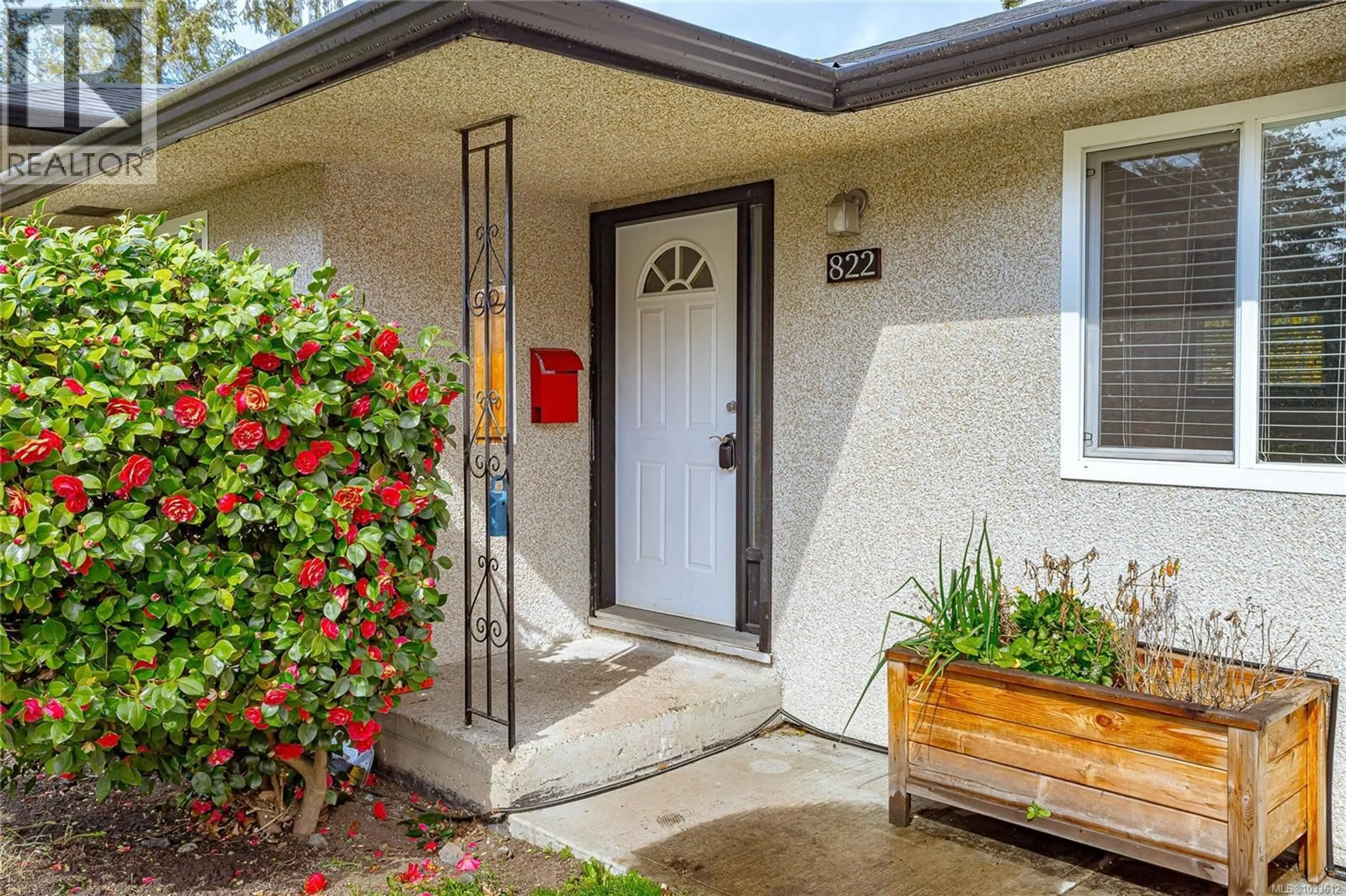 Indoor entryway for 820-822 LESLIE DRIVE, Saanich British Columbia V8X2Y4