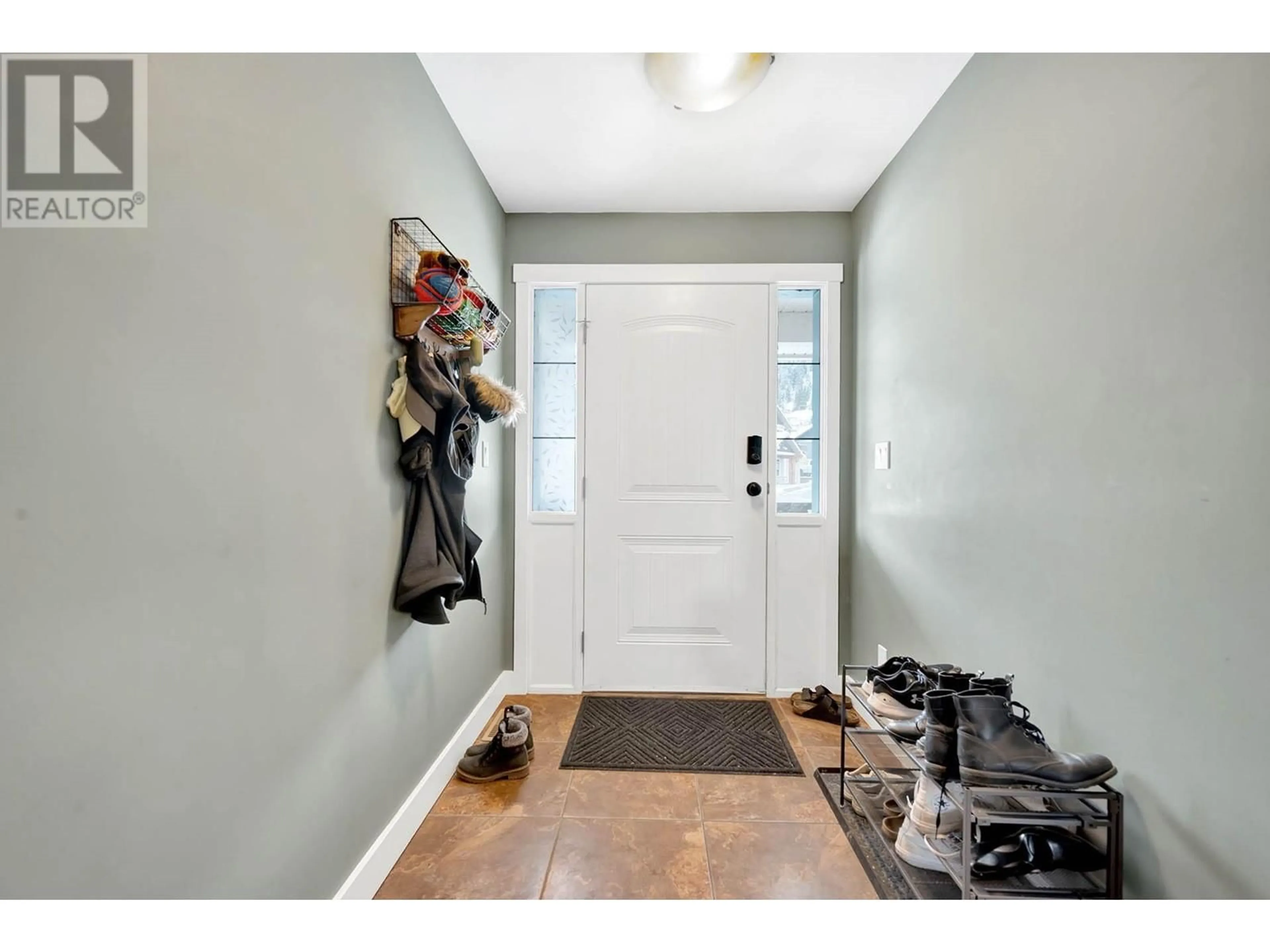 Indoor entryway for 2074 HIGHLAND PLACE, Kamloops British Columbia V2E0E8