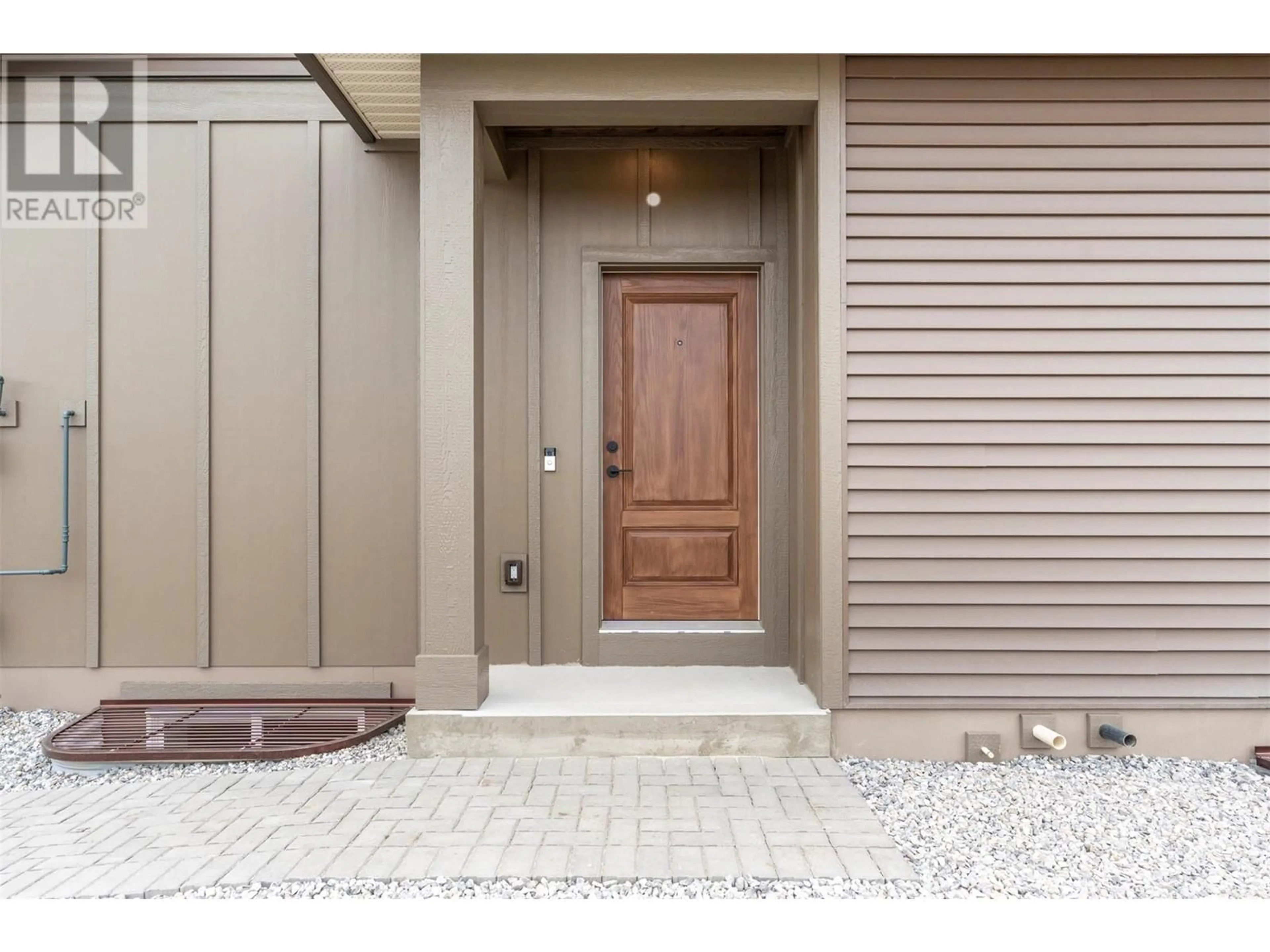 Indoor entryway for 102 - 2451 BRADLEY DRIVE, Armstrong British Columbia V4Y0Y4