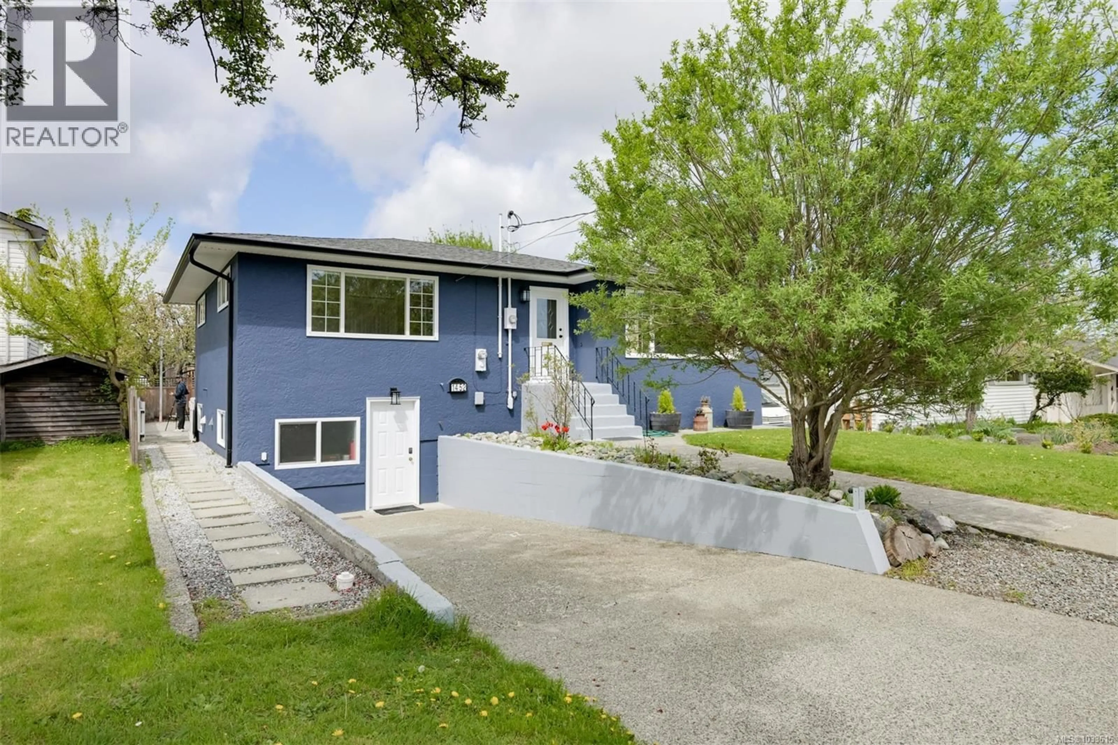 A pic from outside/outdoor area/front of a property/back of a property/a pic from drone, street for 1452 WESTALL AVENUE, Victoria British Columbia V8T2G5