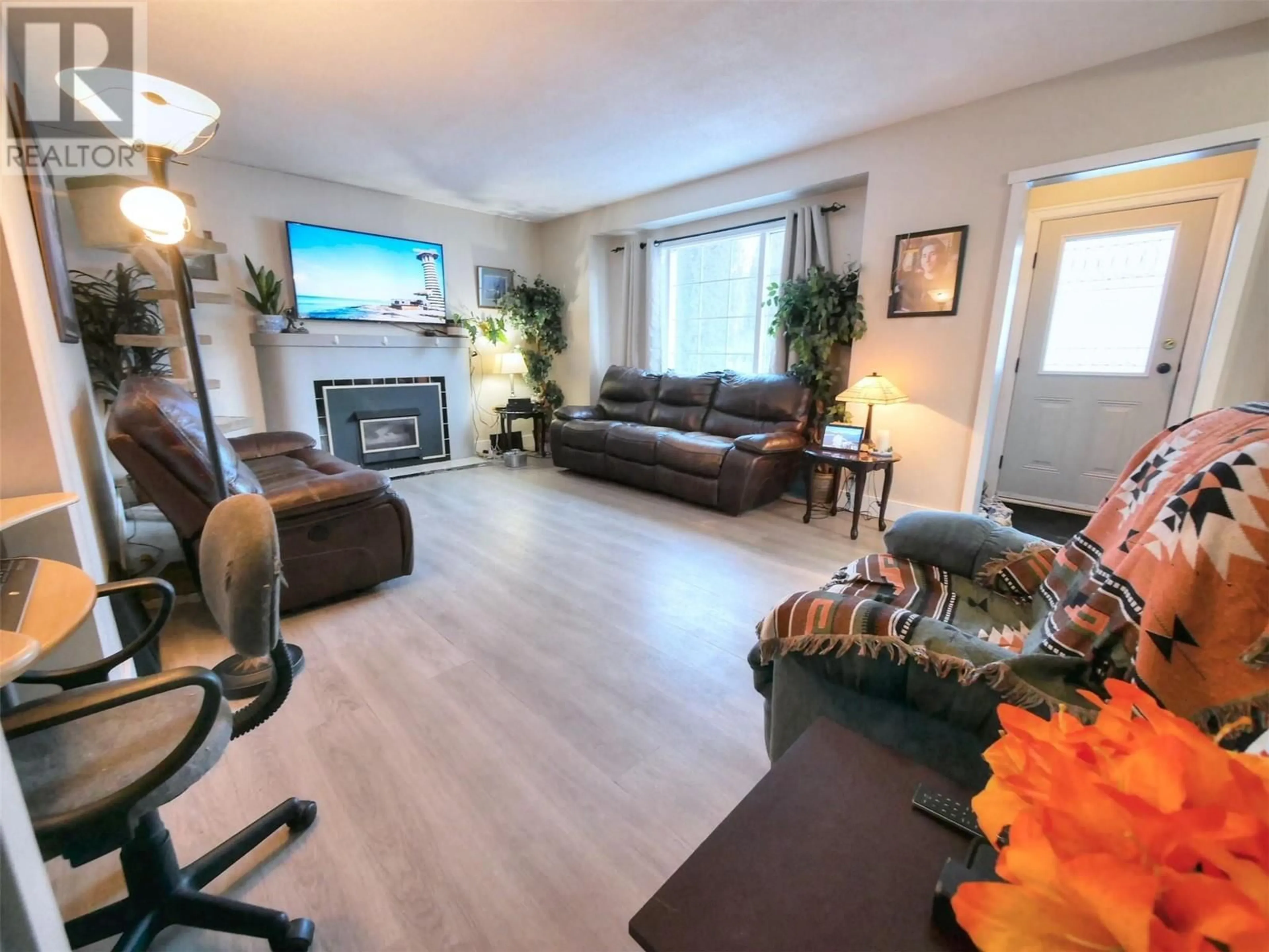 Living room with furniture, wood/laminate floor for 1683 Bailey Street, Trail British Columbia V1R1W5