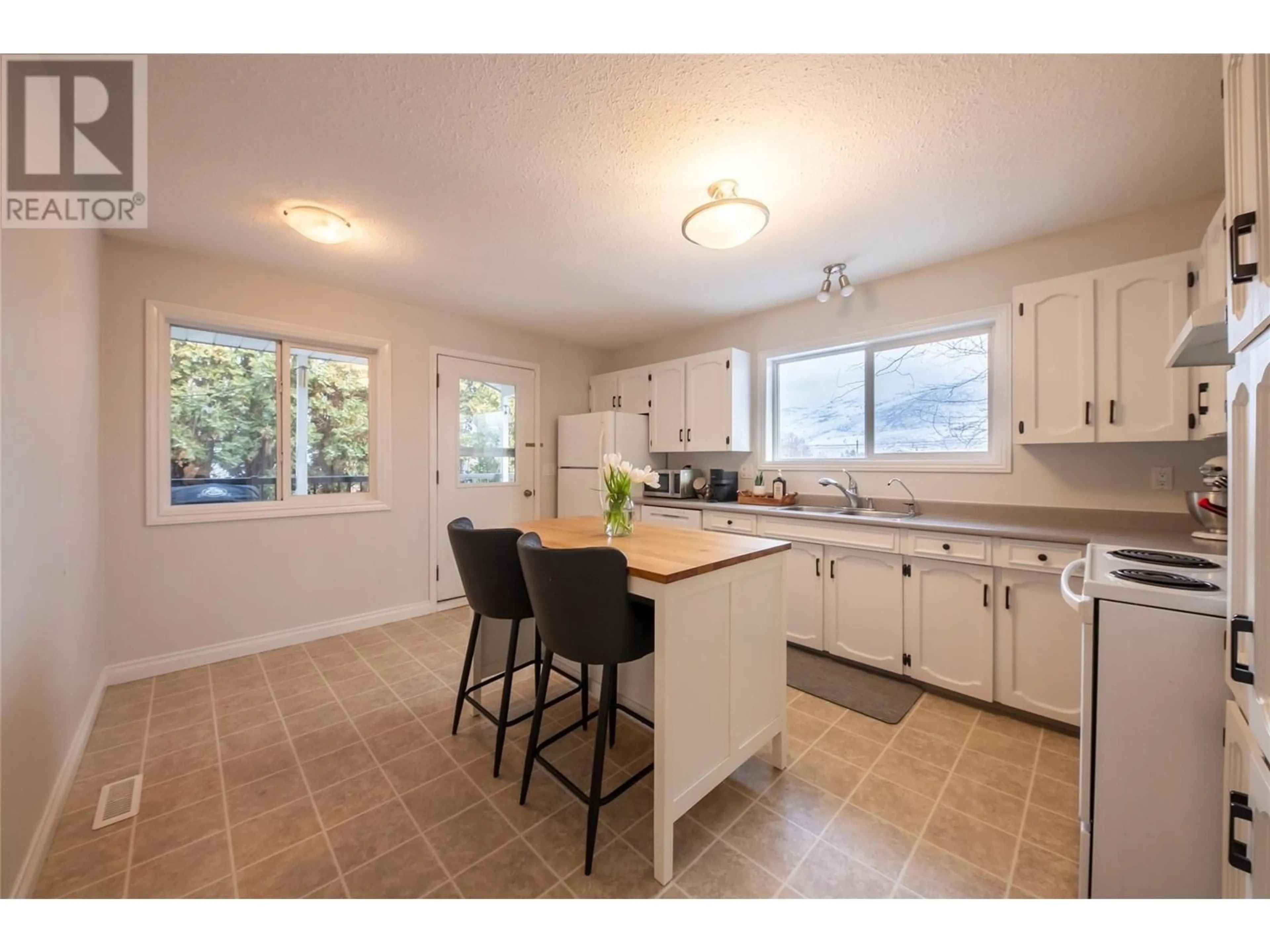 Open concept kitchen, unknown for 940 McArthur Drive, Kamloops British Columbia V2B7L5