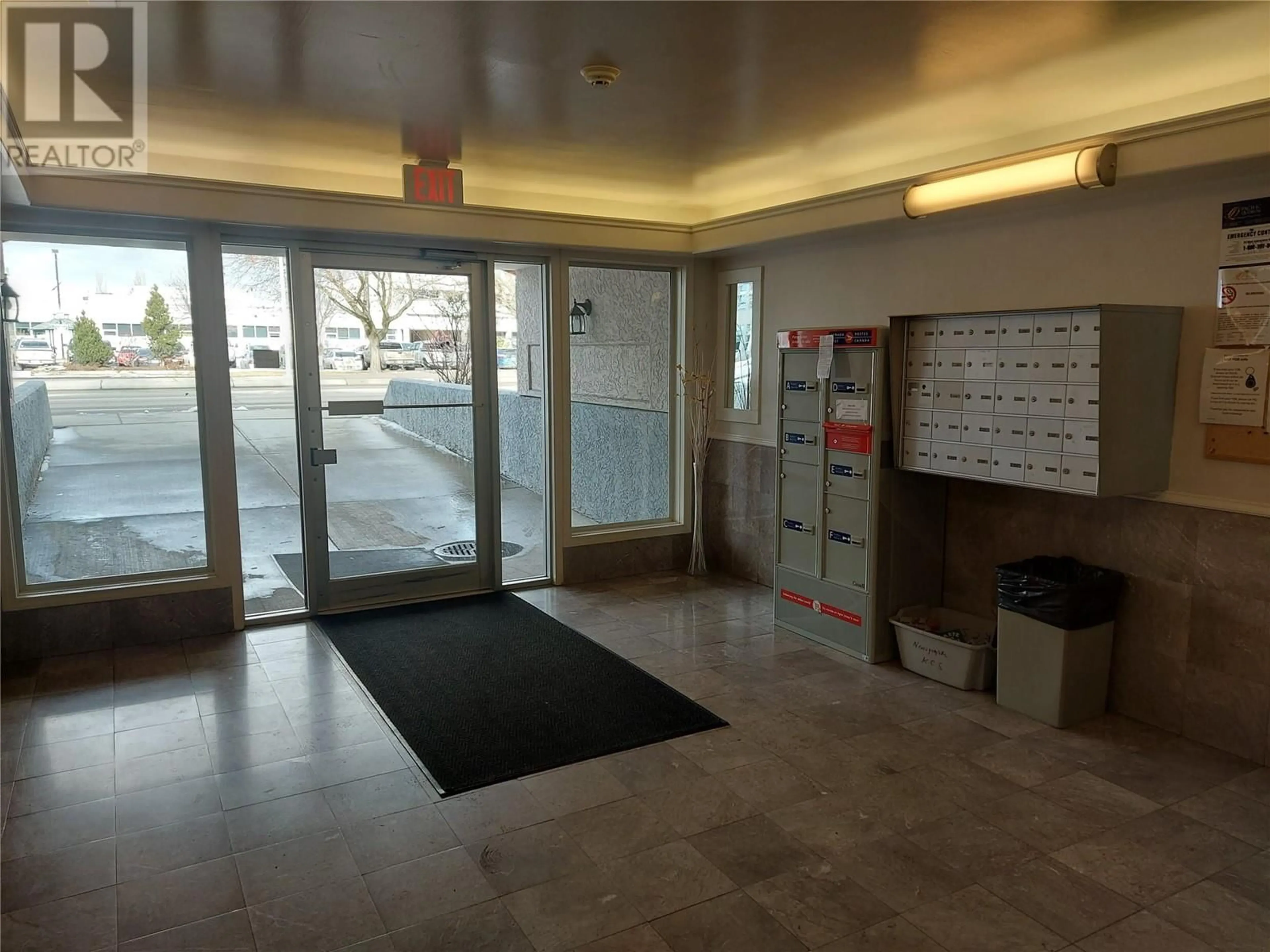 Indoor foyer for 203 - 993 KLO ROAD, Kelowna British Columbia V1Y9L2