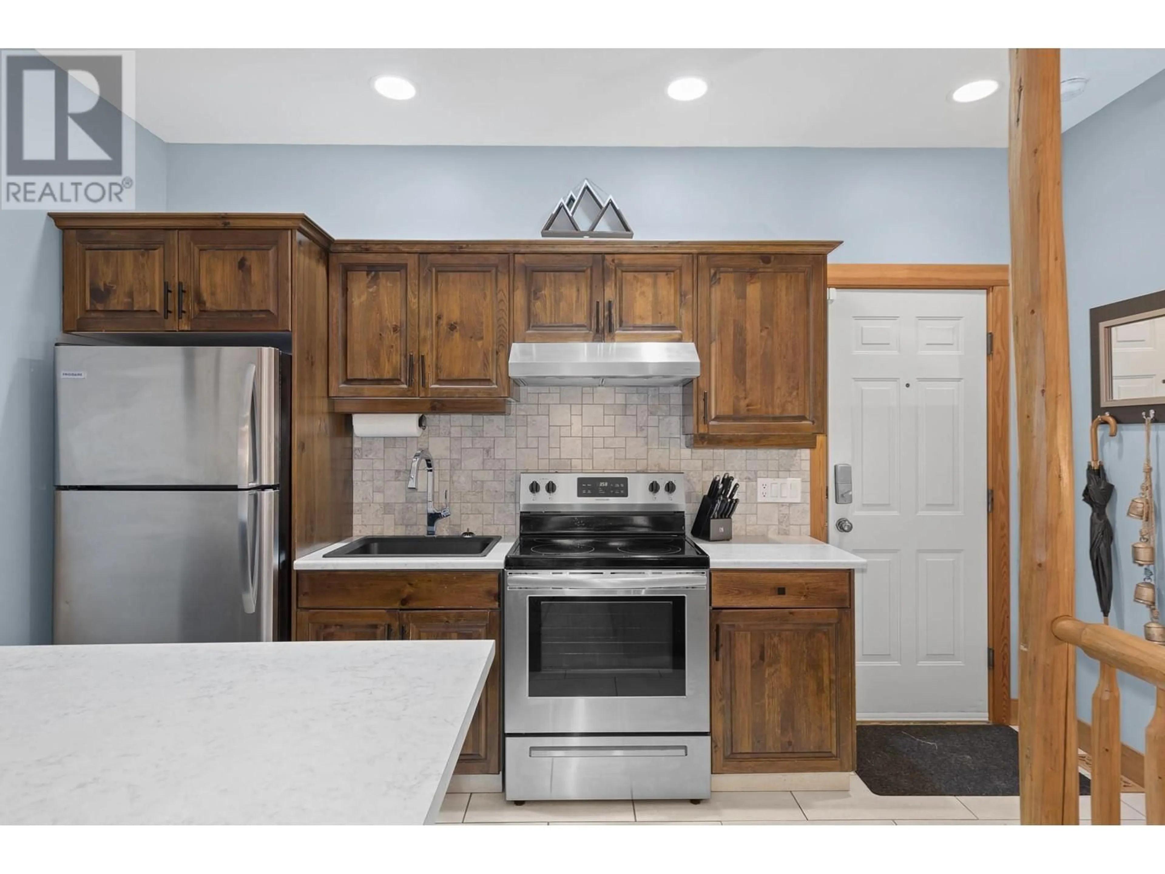 Standard kitchen, ceramic/tile floor for 16 - 5015 SNOWBIRD WAY, Big White British Columbia V1P1P3
