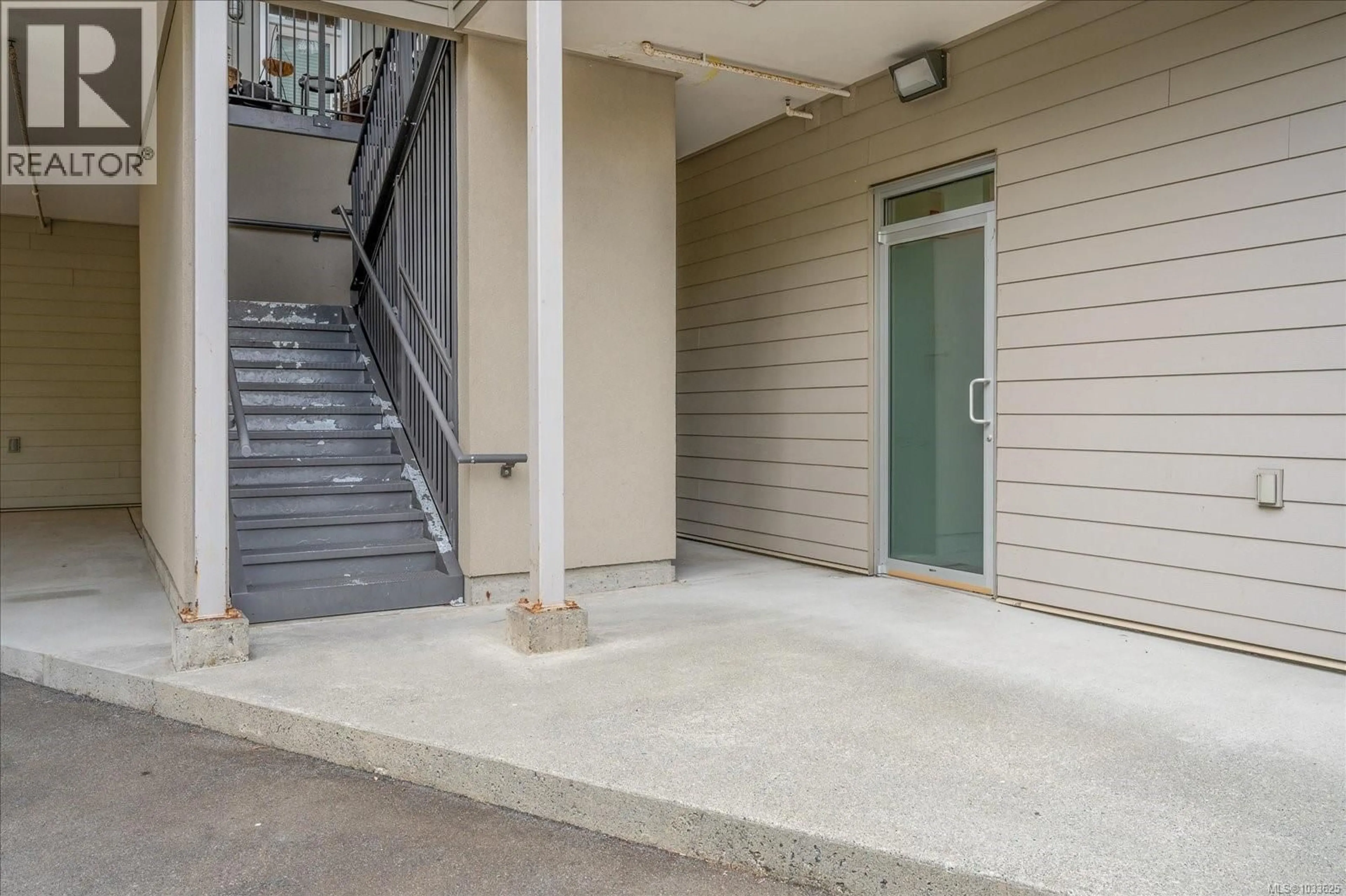 Indoor foyer for 205 - 5170 DUNSTER ROAD, Nanaimo British Columbia V9T2Z2