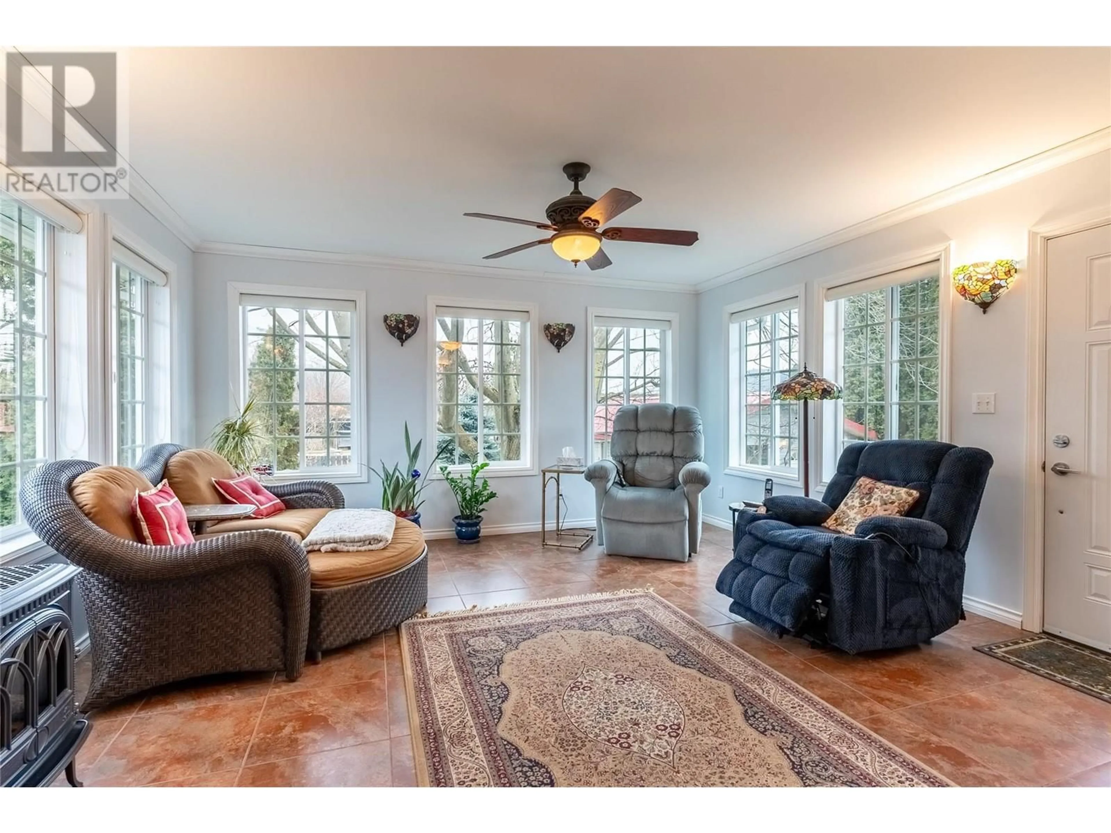 Living room with furniture, unknown for 283 CHETWYND DRIVE, Kamloops British Columbia V2H1L7