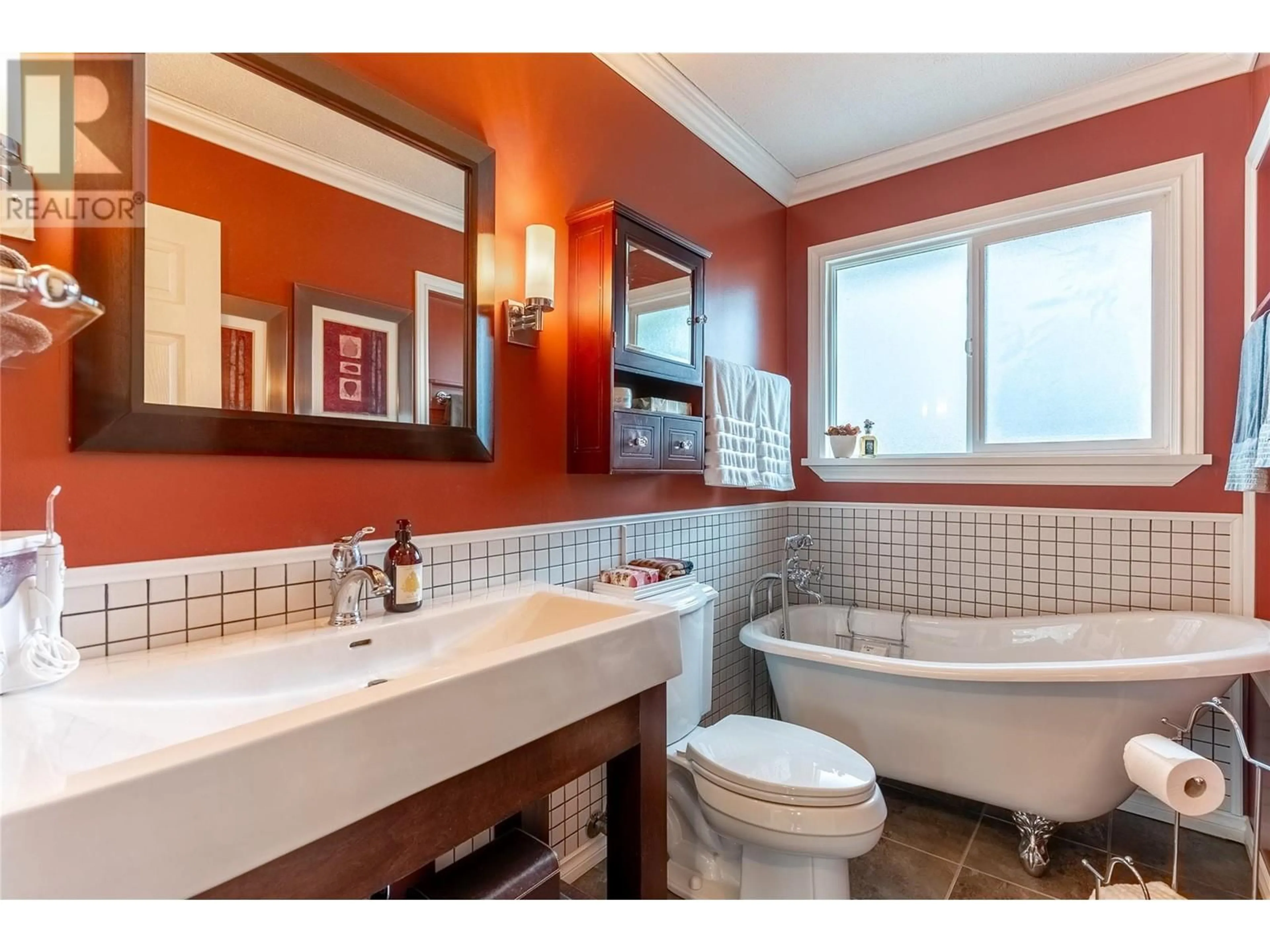 Standard bathroom, ceramic/tile floor for 283 Chetwynd Drive, Kamloops British Columbia V2H1L7